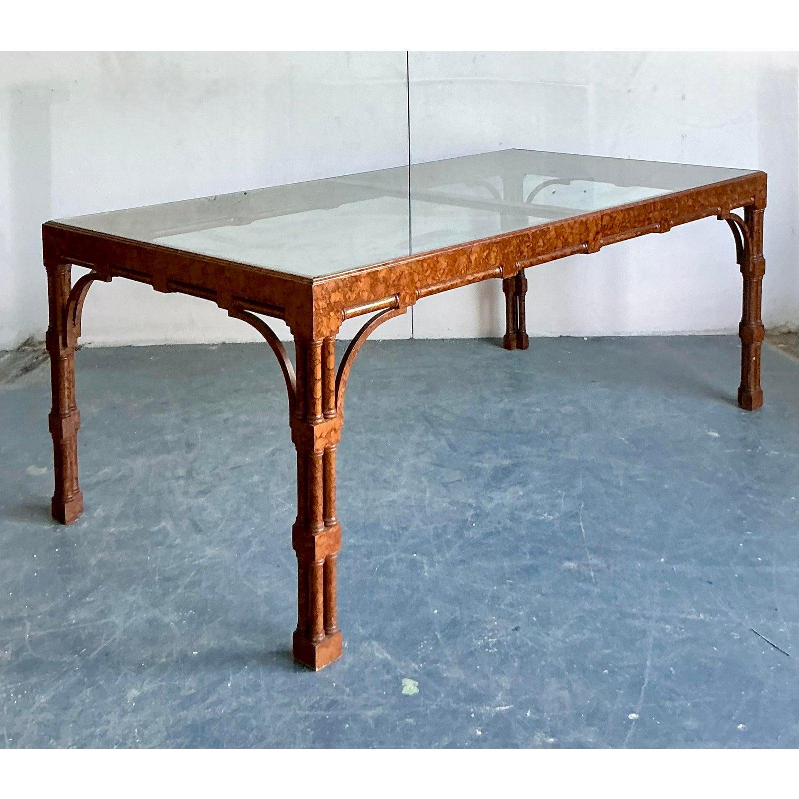Questo tavolo da pranzo d'epoca, che rappresenta l'audace glamour del design Hollywood Regency, è un vero e proprio pezzo da novanta. La squisita base presenta una magistrale finitura in finta tartaruga, che le conferisce una patina ricca, calda e