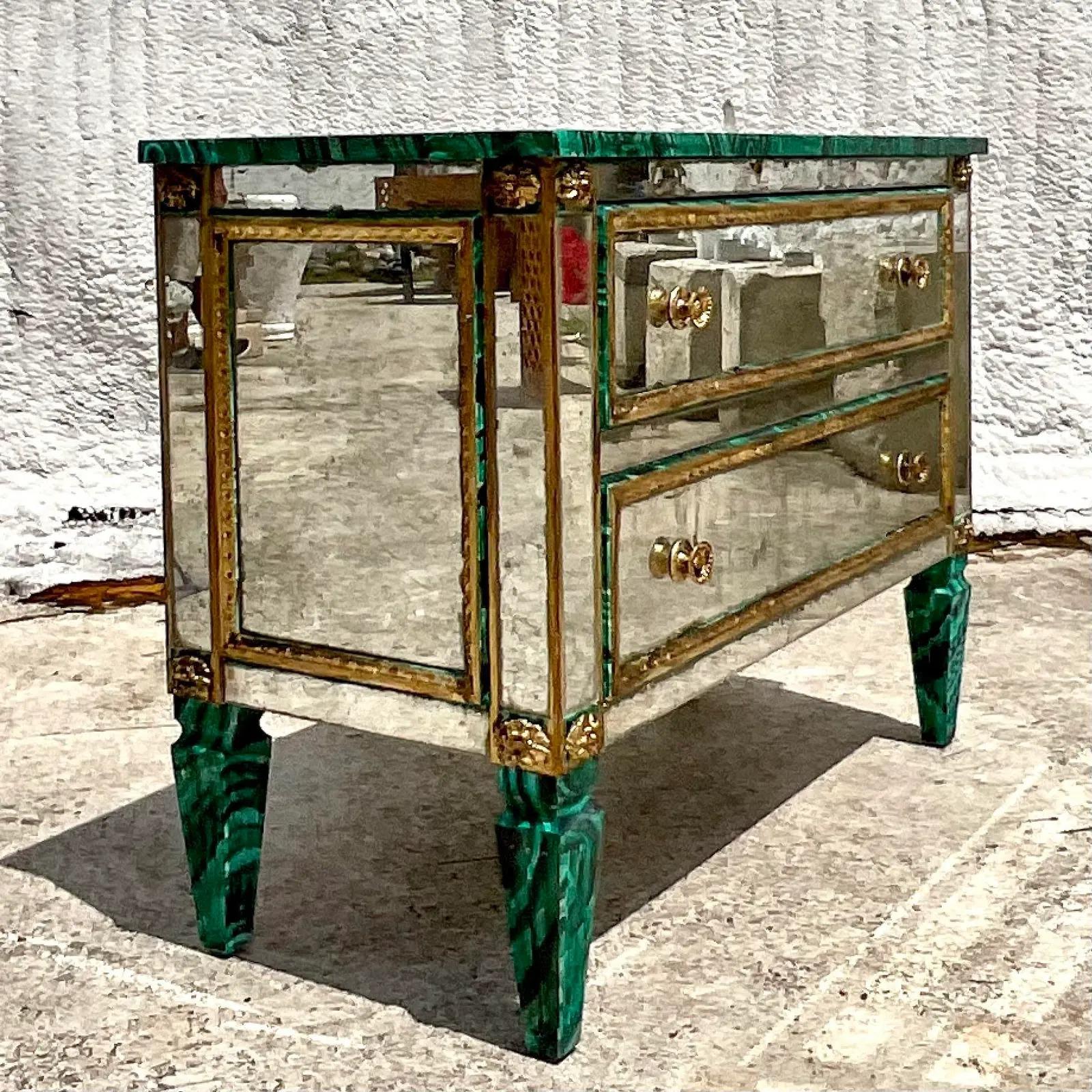 Cassettiera vintage Regency con finitura finta in malachite e specchio in vendita 5