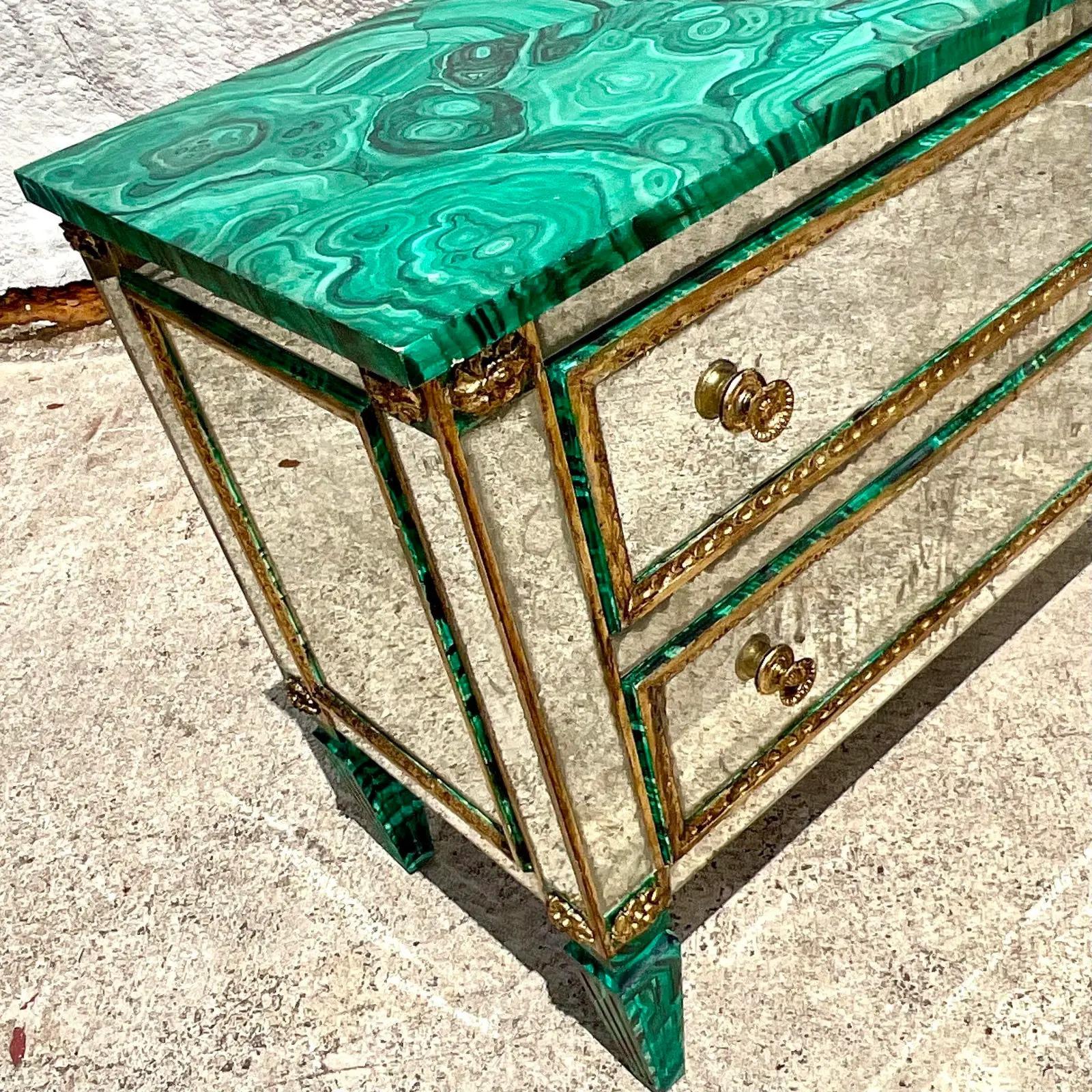 Cassettiera vintage Regency con finitura finta in malachite e specchio in vendita 6