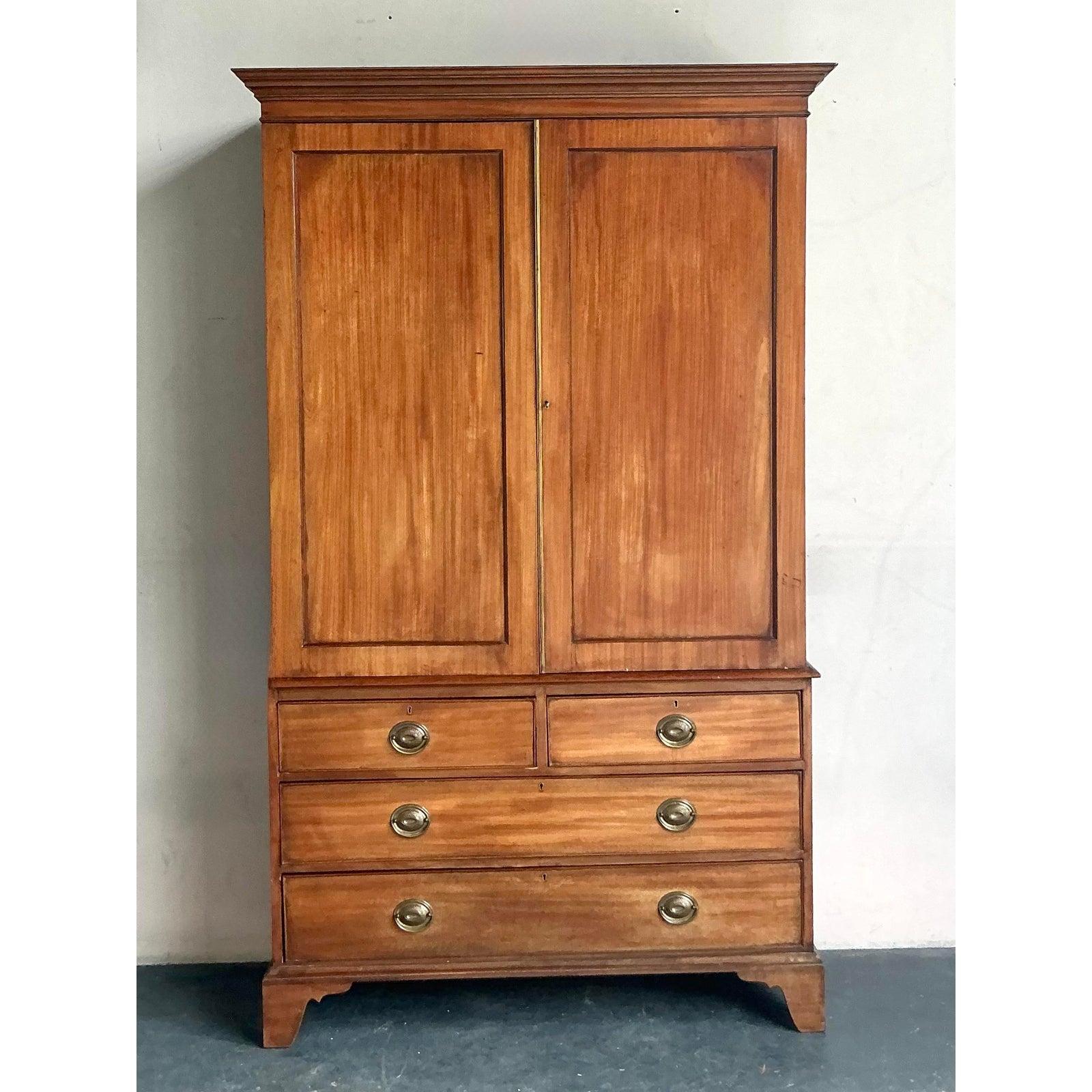 Eleva i tuoi interni con questa eccezionale pressa per biancheria in mogano Vintage Regency Feder, una vera e propria testimonianza della maestria artigianale dell'inizio del XIX secolo. Questo maestoso pezzo incarna la raffinata eleganza dei