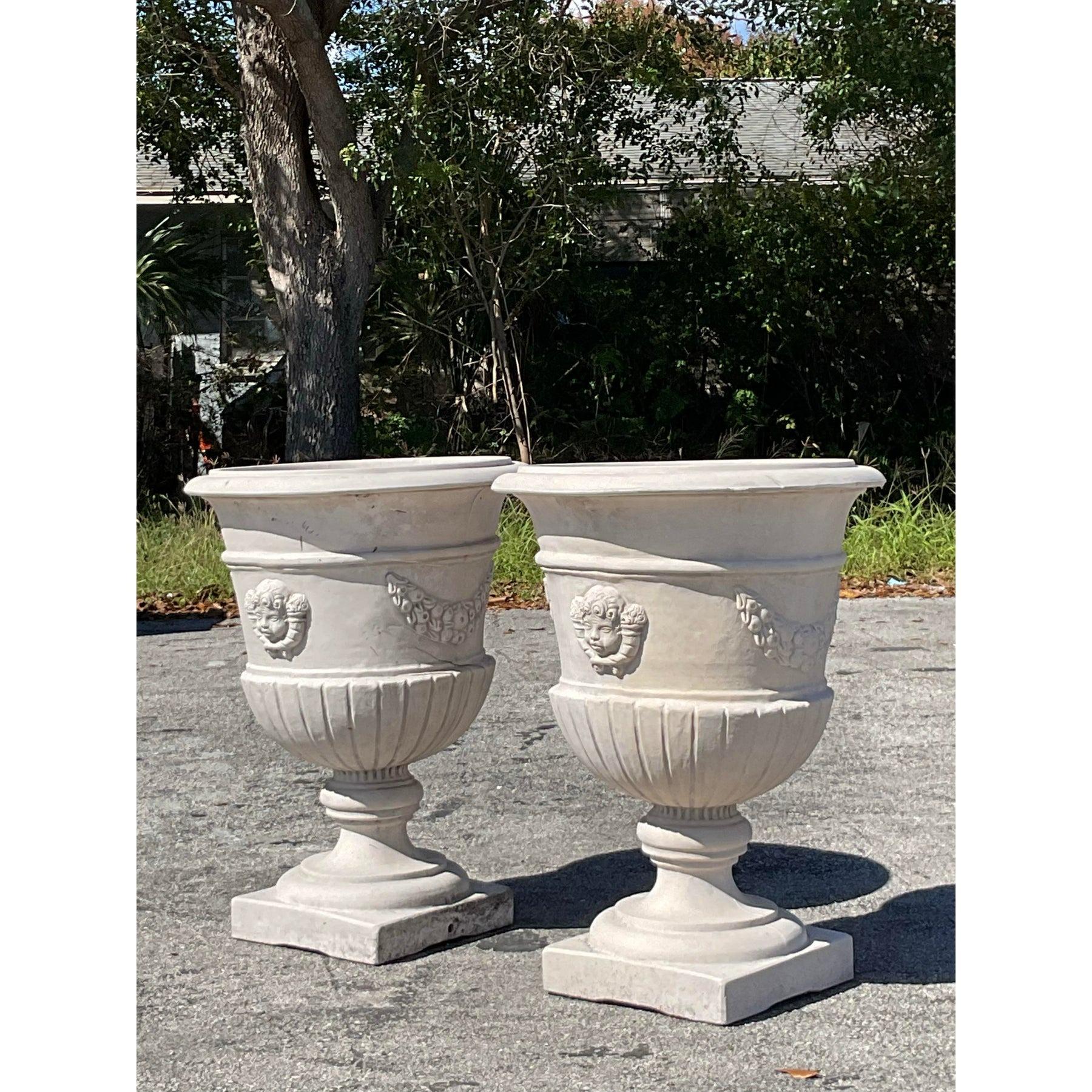 Regency Paire d'urnes en fibre de verre de style Régence - une paire en vente