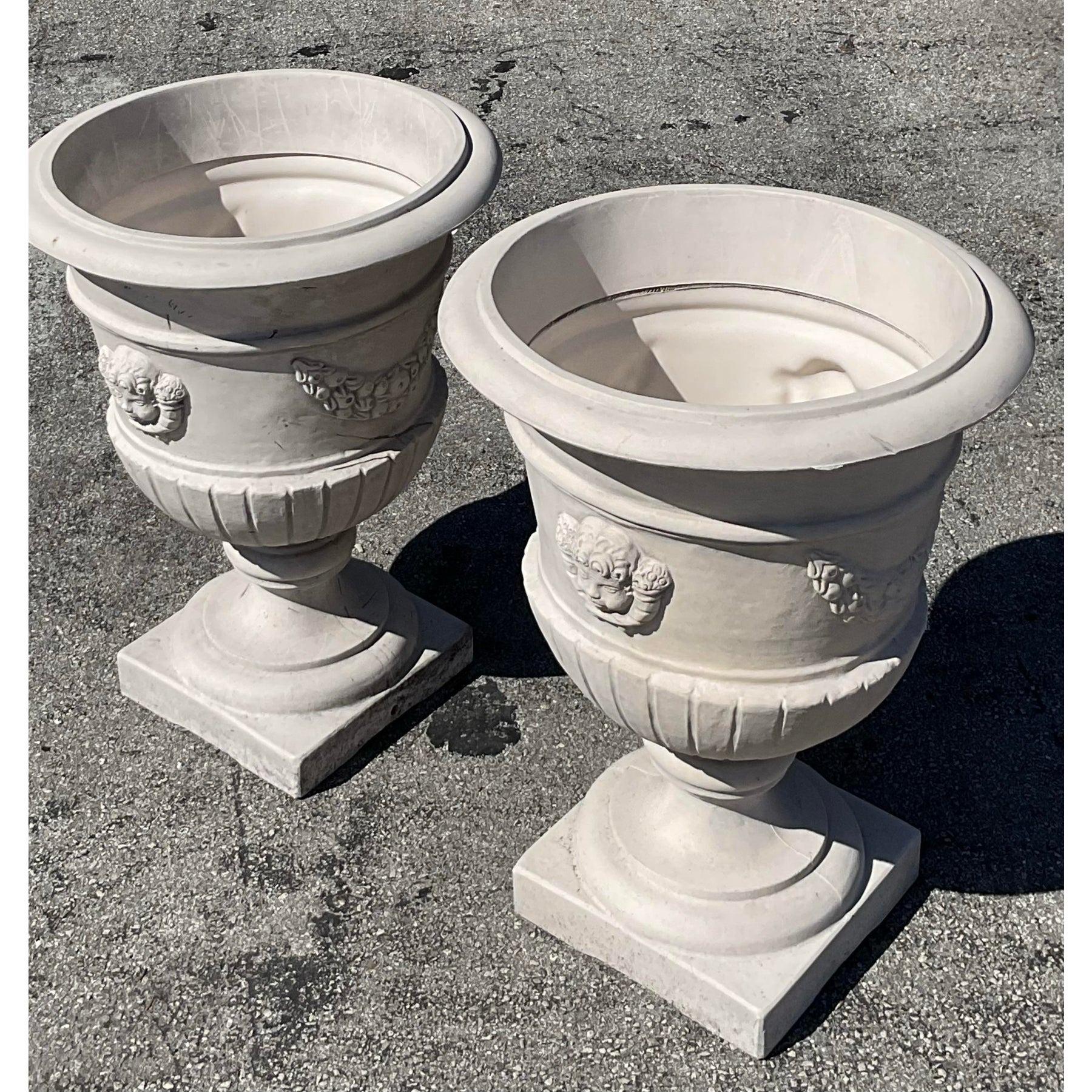 Américain Paire d'urnes en fibre de verre de style Régence - une paire en vente