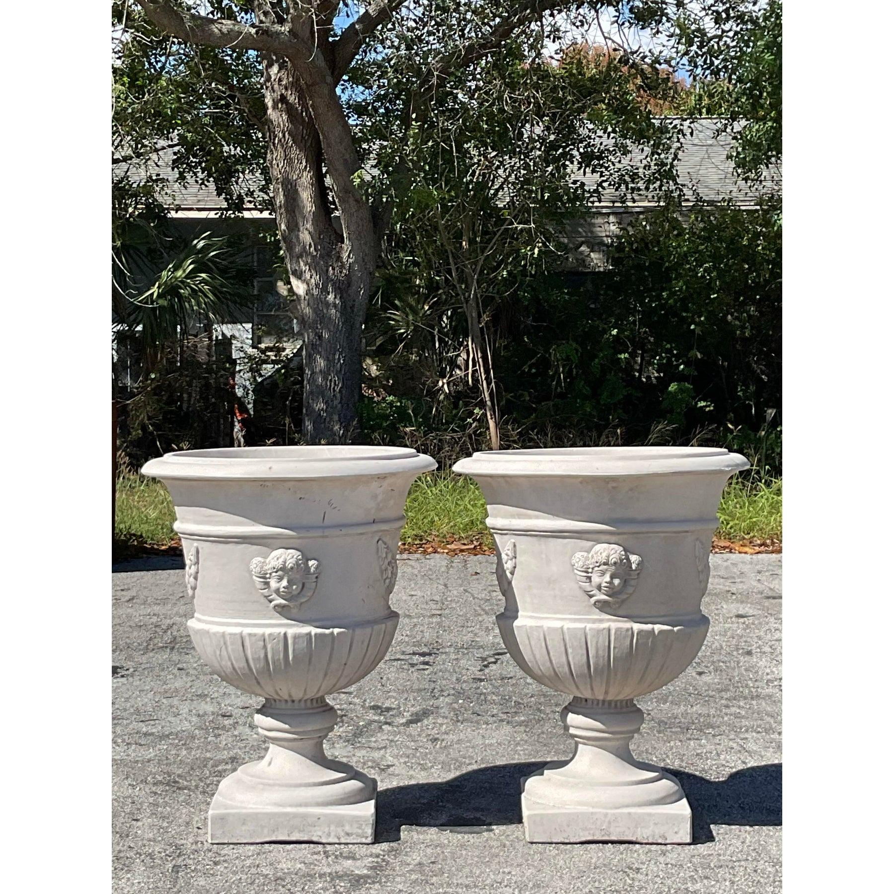 Paire d'urnes en fibre de verre de style Régence - une paire Bon état - En vente à west palm beach, FL