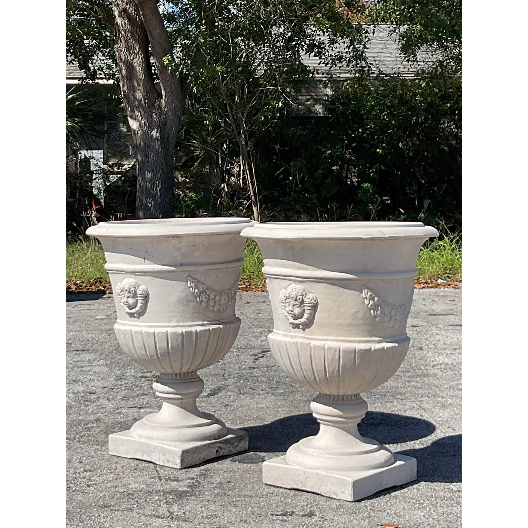 20ième siècle Paire d'urnes en fibre de verre de style Régence - une paire en vente