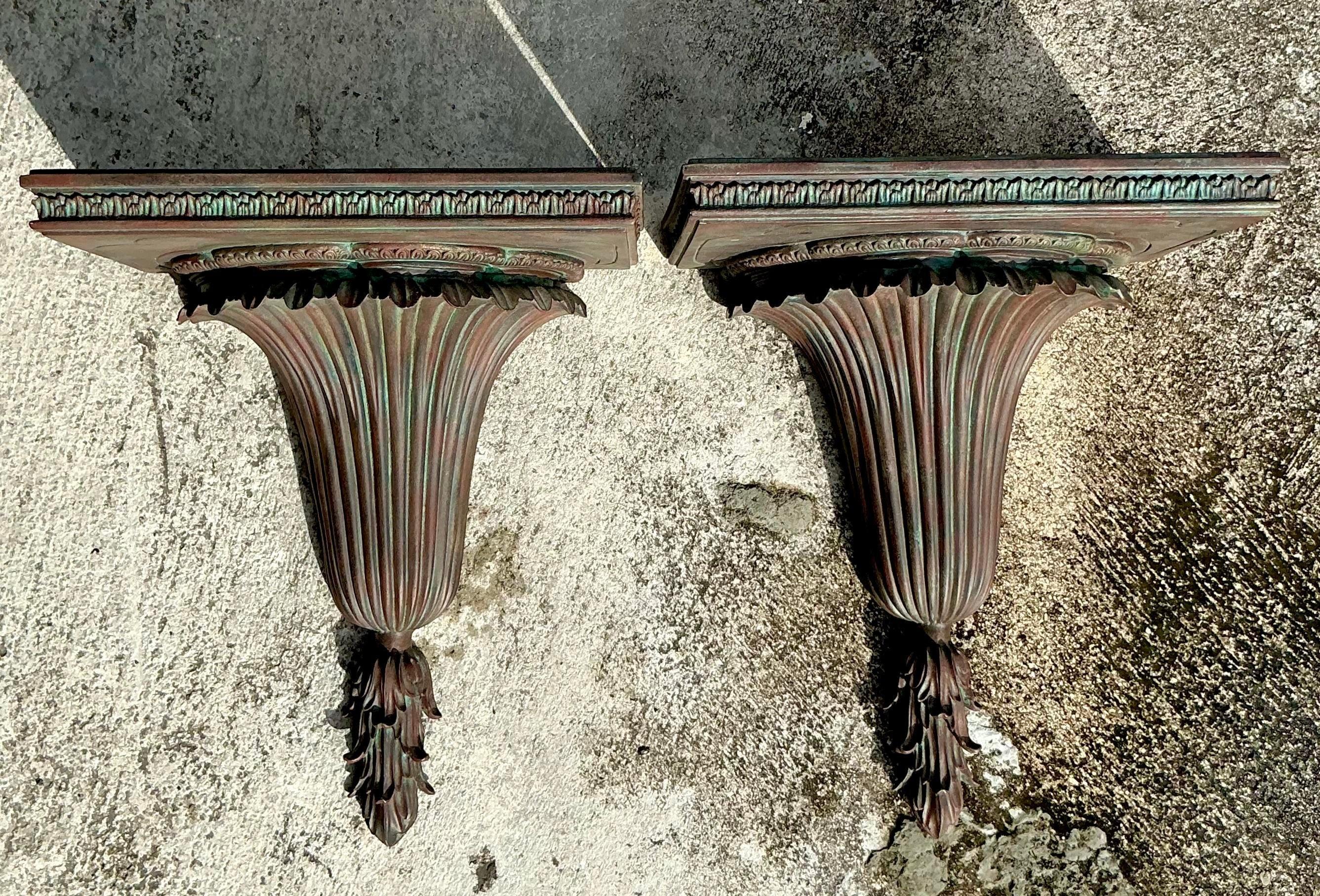 Valorizza le tue pareti con il fascino classico di queste mensole scanalate Vintage Regency. Questa elegante coppia, con il suo design scanalato finemente dettagliato, aggiunge un raffinato tocco architettonico a qualsiasi spazio. Perfette per