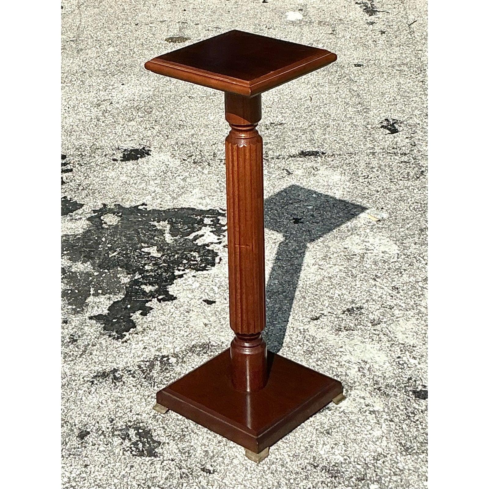 Werten Sie Ihre Dekoration mit diesem zeitlosen, geriffelten Vintage Regency-Sockel auf. Mit seiner quadratischen Platte und dem kannelierten Säulenfuß strahlt dieses Stück klassische Raffinesse und architektonischen Charme aus. Aus reichlich