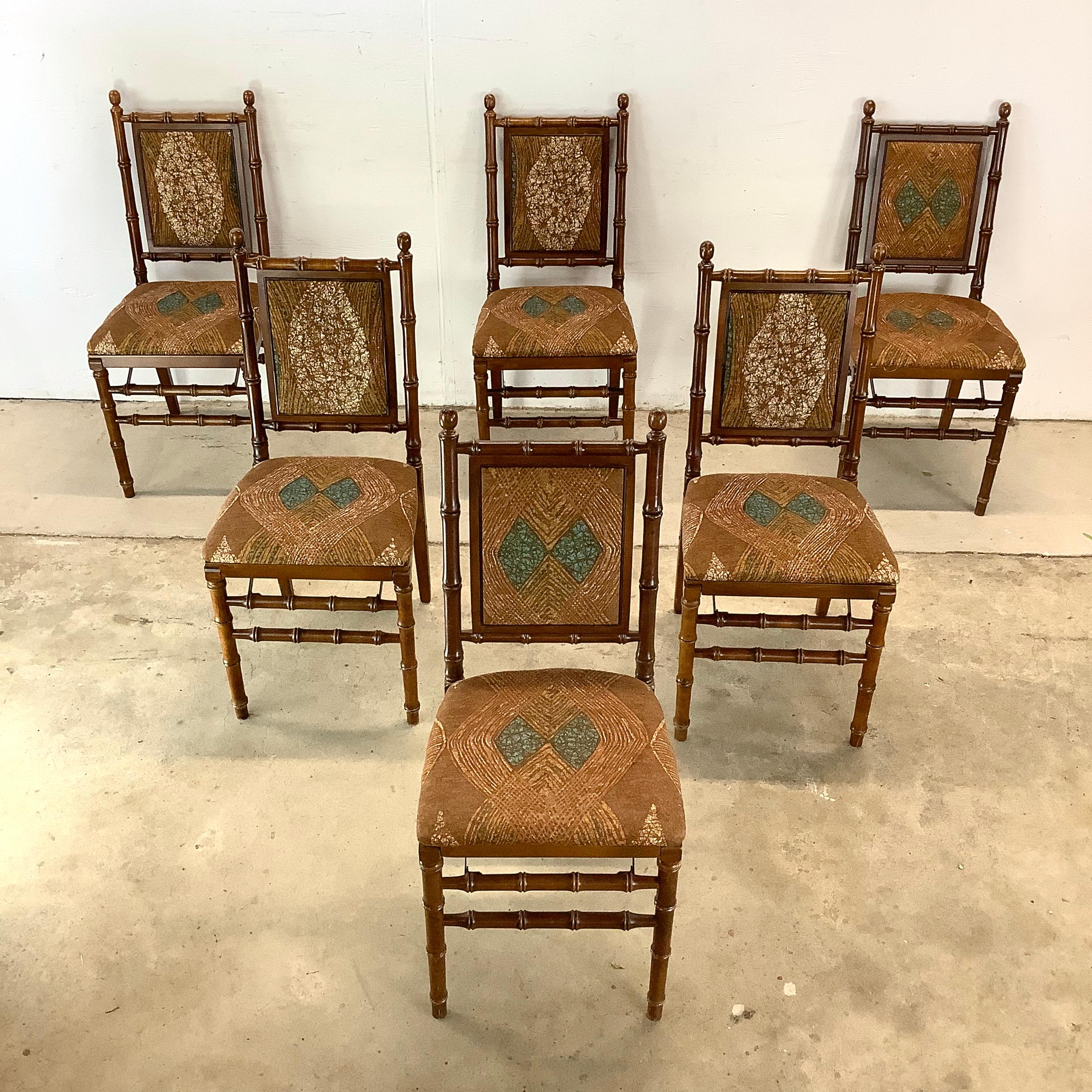 Invitez l'esprit léger et aérien du littoral dans votre maison avec ce lot de six chaises pliantes vintage en faux bambou. Conçues dans un souci de style et d'utilité, ces chaises offrent un mélange parfait de texture de plage, de design gracieux et