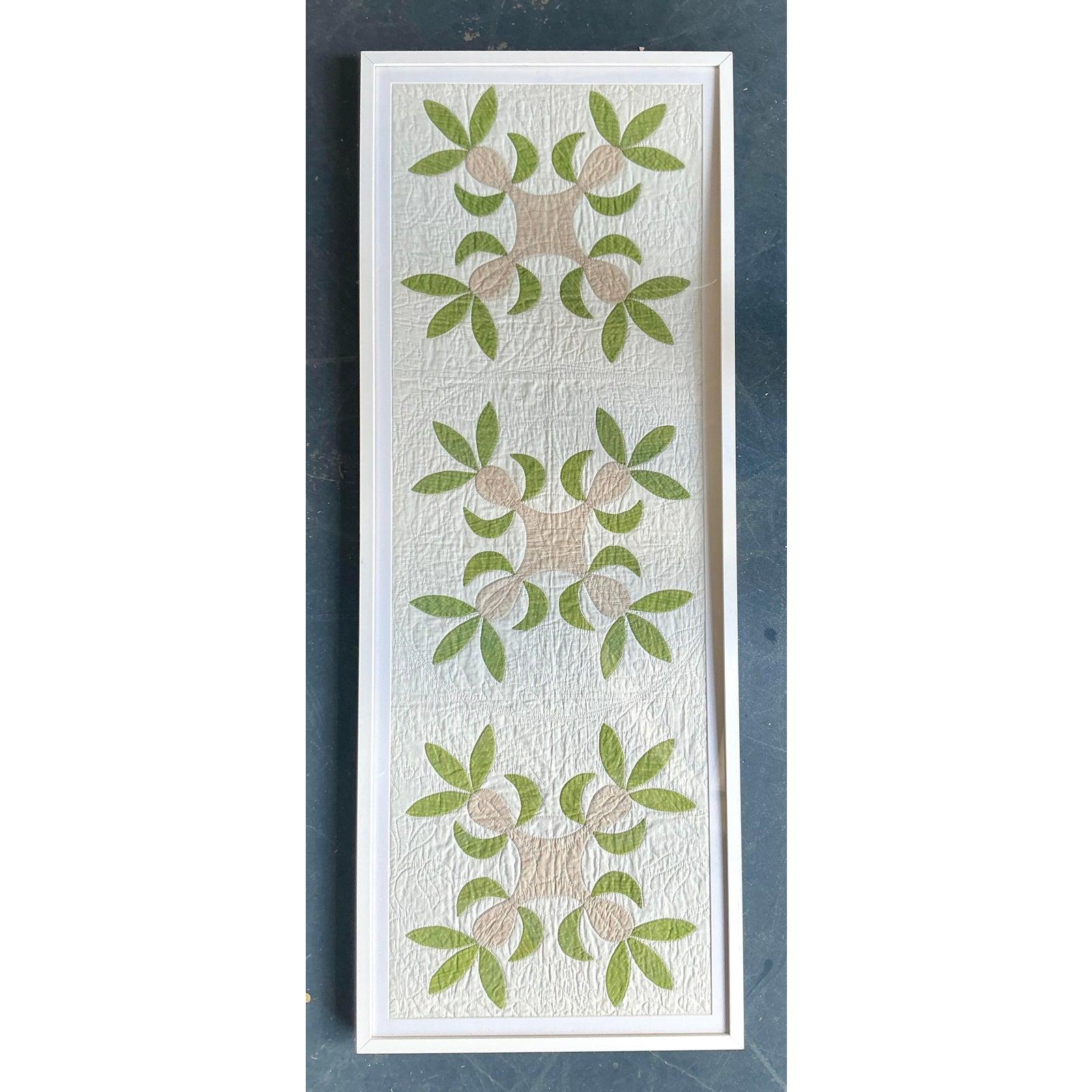 Añade un toque de sereno arte artesanal a tus paredes con este impresionante panel acolchado enmarcado. Esta excepcional pieza de arte textil muestra la increíble artesanía del appliqué tradicional y el acolchado en eco, creando una superficie de