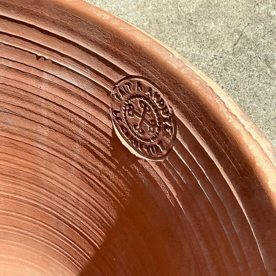 Questa splendida fioriera in terracotta Vintage Regency francese Anduze emana un fascino senza tempo e un'eleganza rustica. Realizzata meticolosamente, questa fioriera in terracotta sfoggia un autentico design francese Anduze con intricati dettagli