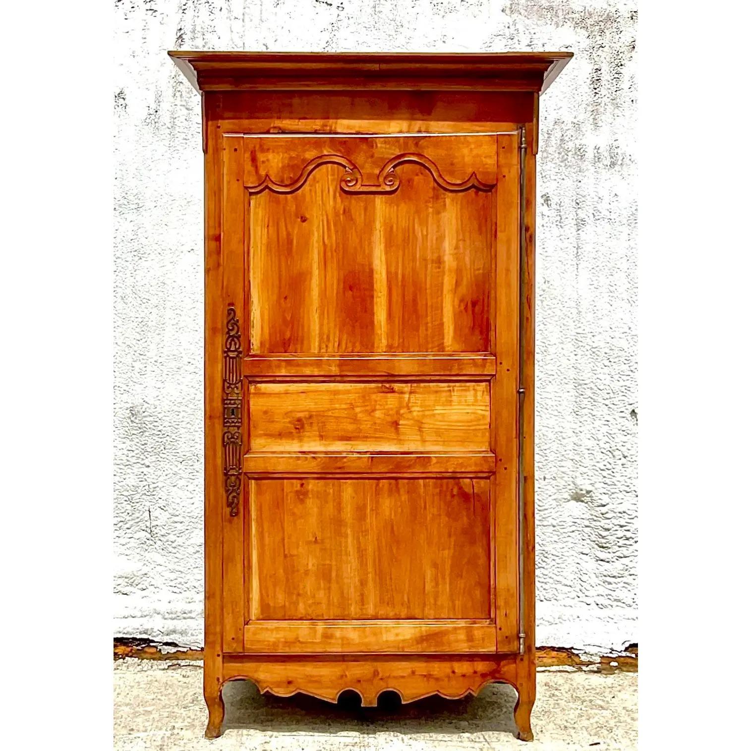 Français Armoire française de style Régence vintage en vente