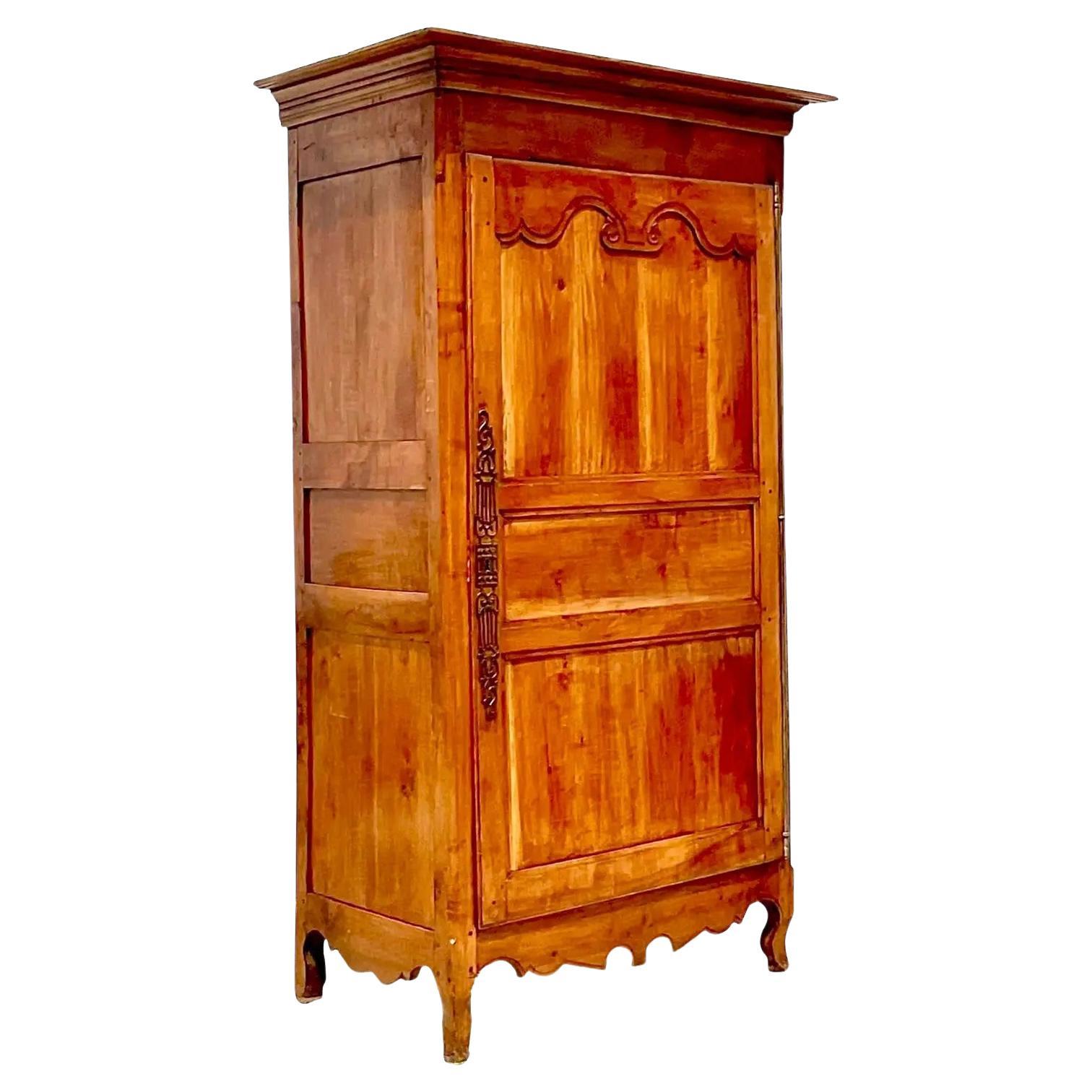 Armoire française de style Régence vintage en vente