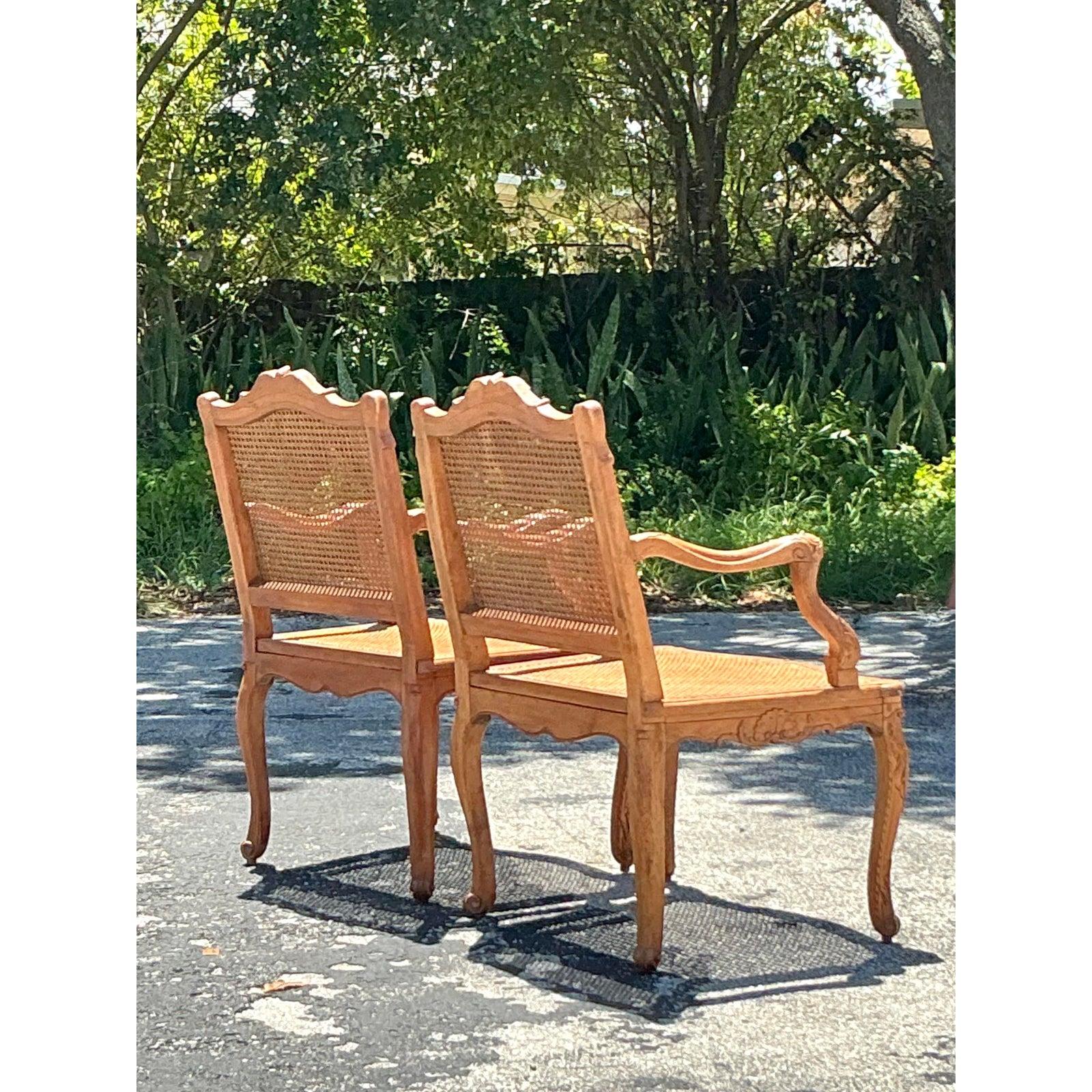 Eleg, l'élégance intemporelle avec cette paire exquise de Fauteuils Vintage Regency French Cane. Ces fauteuils incarnent le charme sophistiqué du design français, avec des cadres magnifiquement sculptés, probablement fabriqués dans un bois dur