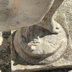 Französische Regency-Figurenstatue aus Zement über Glasfaser im Regency-Stil