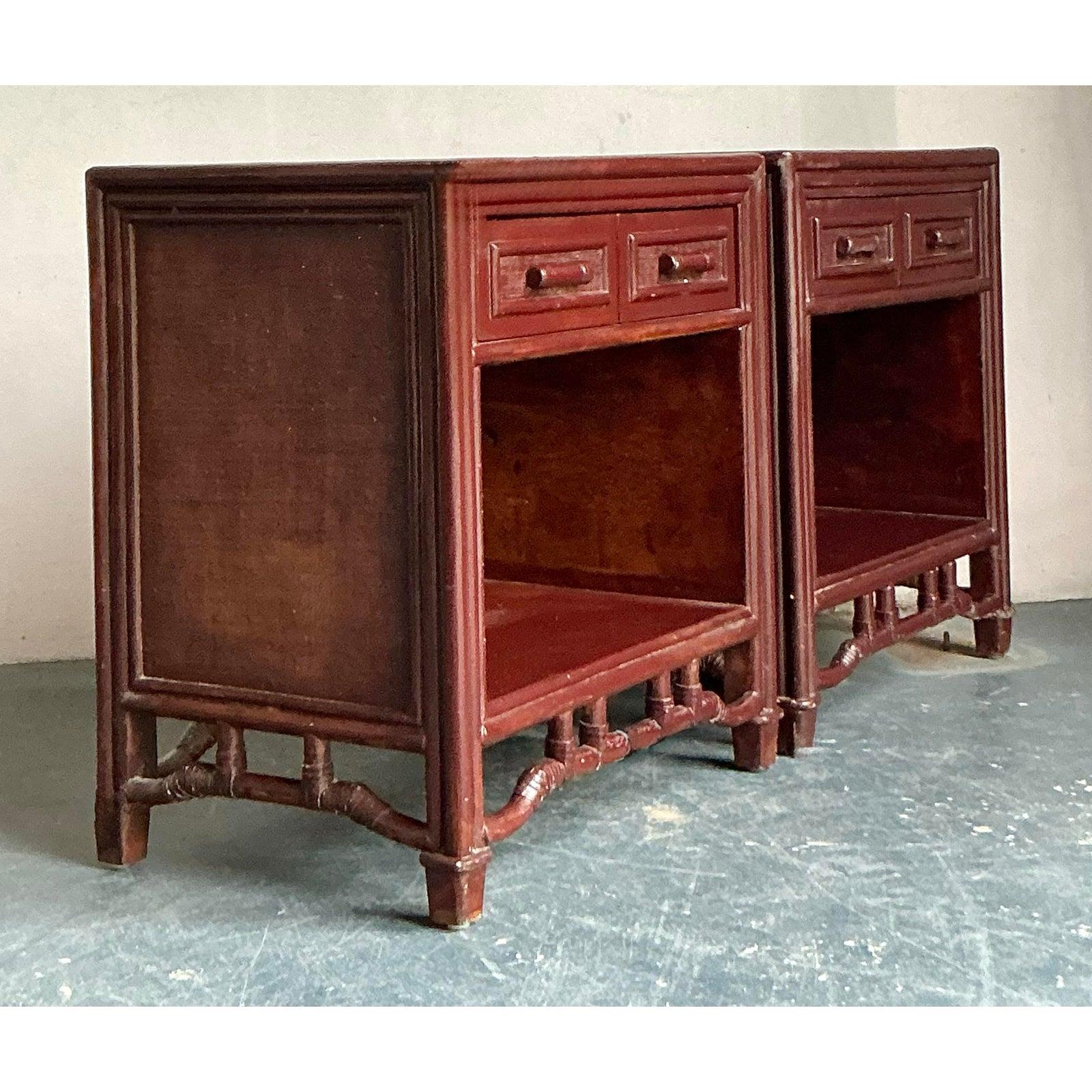 Questo elegante tavolino, caratterizzato da forti influenze Chinoiserie e Hollywood Regency, è costruito con elementi in bambù e rattan rifiniti in un ricco ciliegio scuro o in un profondo mogano. Il design imita il tradizionale traforo con elementi