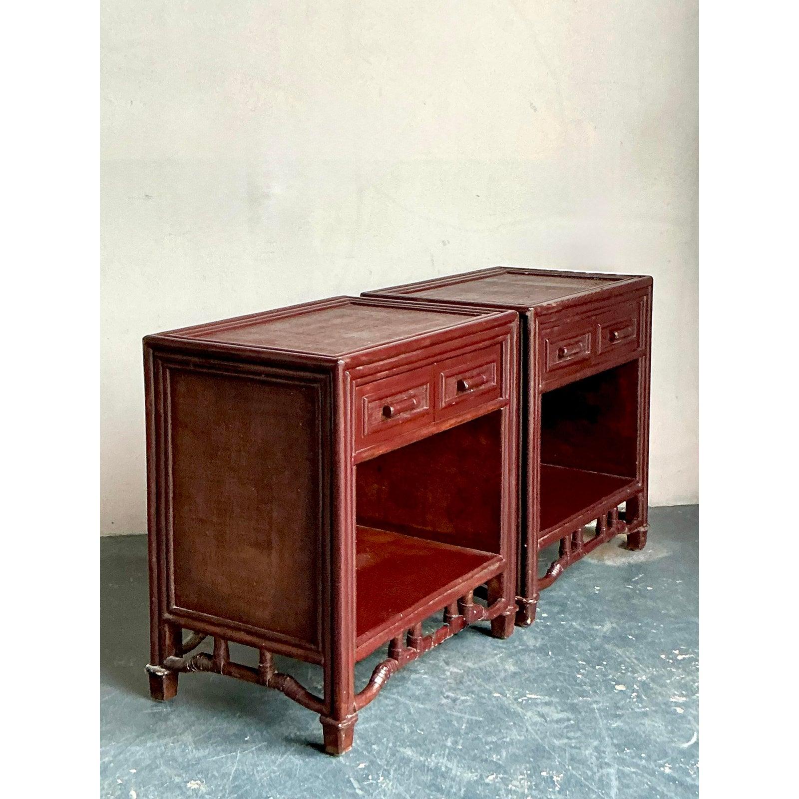 Comodini in bambù traforato Regency d'epoca - Una coppia In condizioni buone in vendita a West Palm Beach, FL