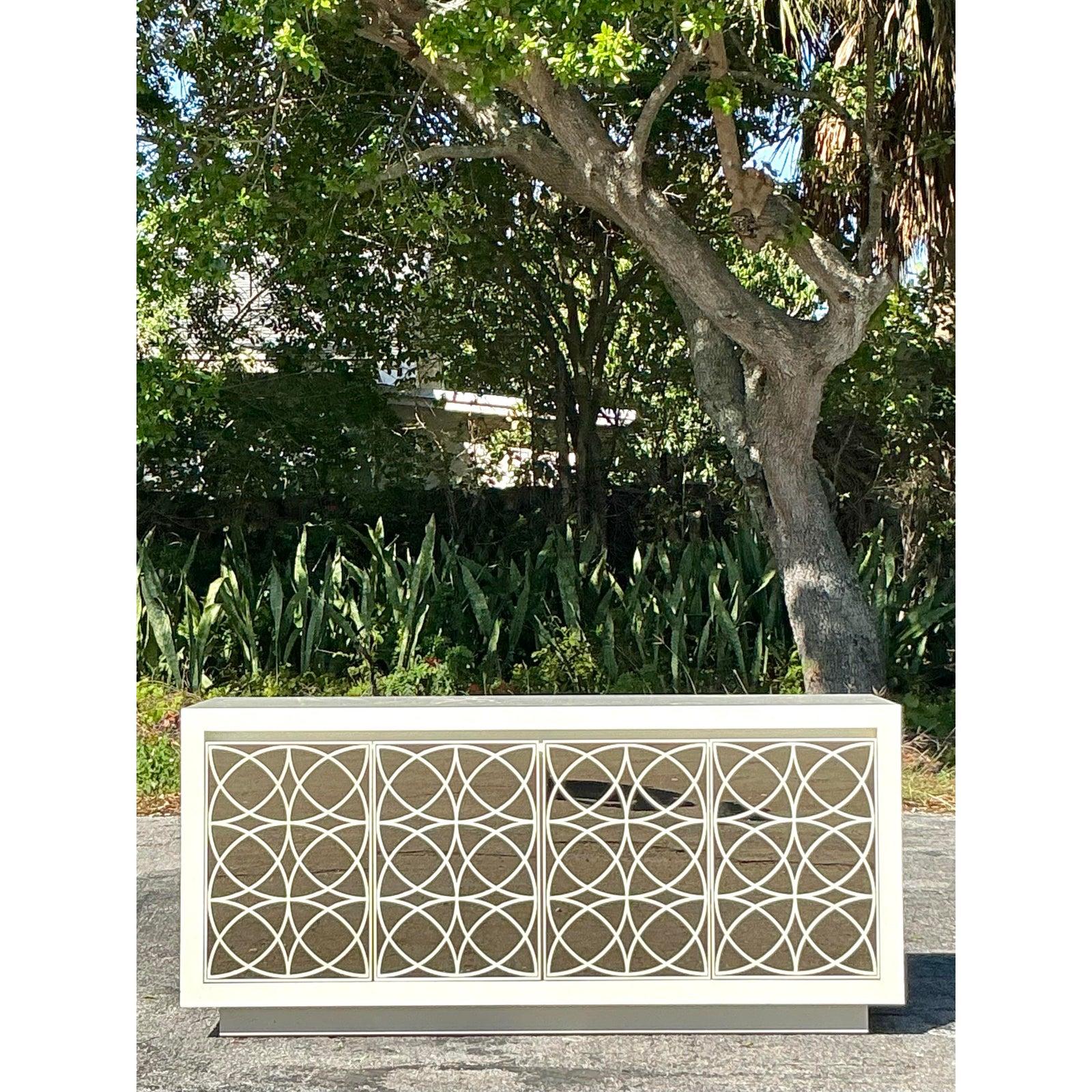 Credenza Vintage Regency Calada Con Frente Espejado en Bueno estado para la venta en West Palm Beach, FL