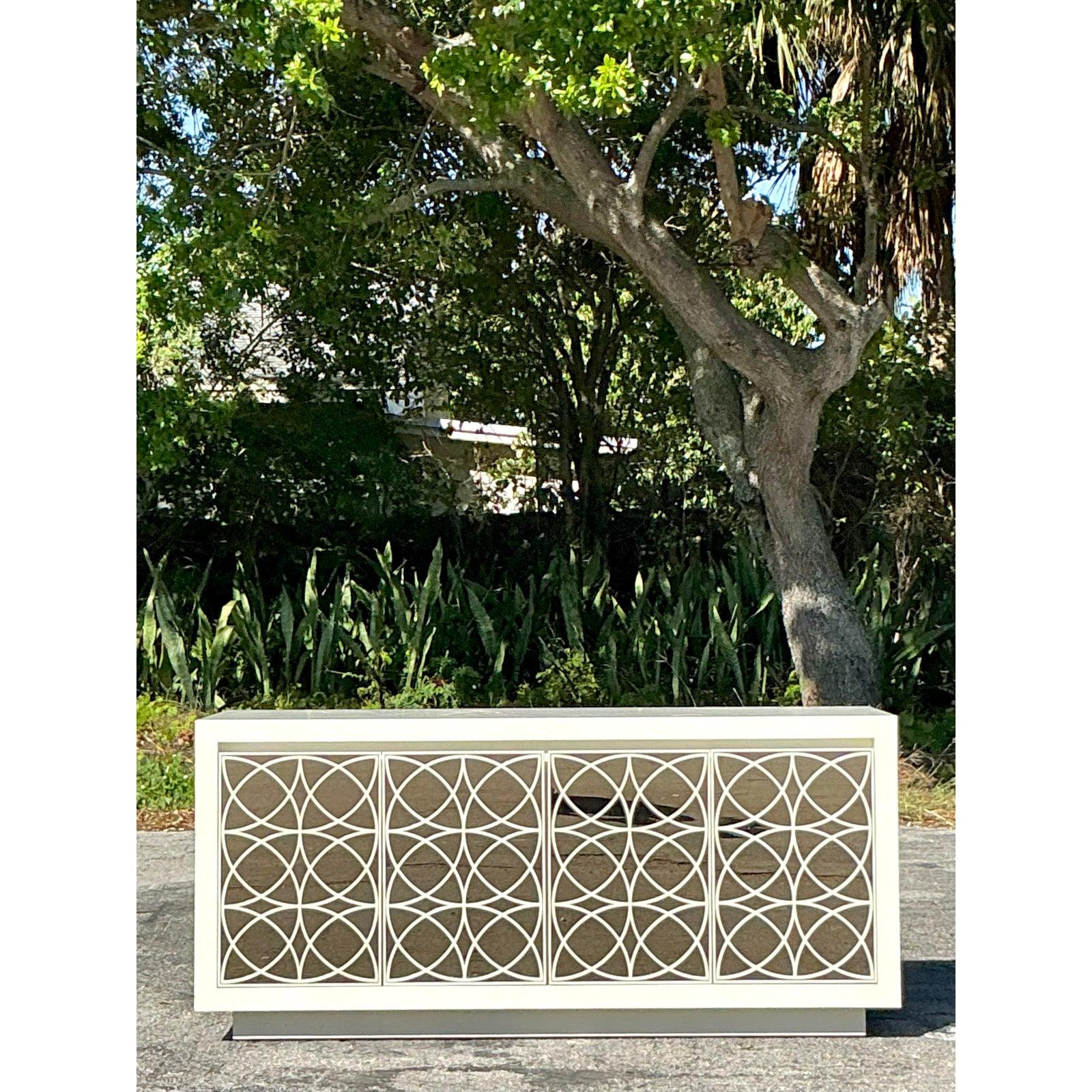 Credenza Vintage Regency Calada Con Frente Espejado siglo XX en venta