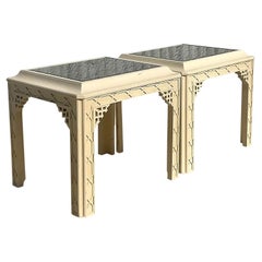 Paire de tables d'appoint en bois ajouré de style Régence