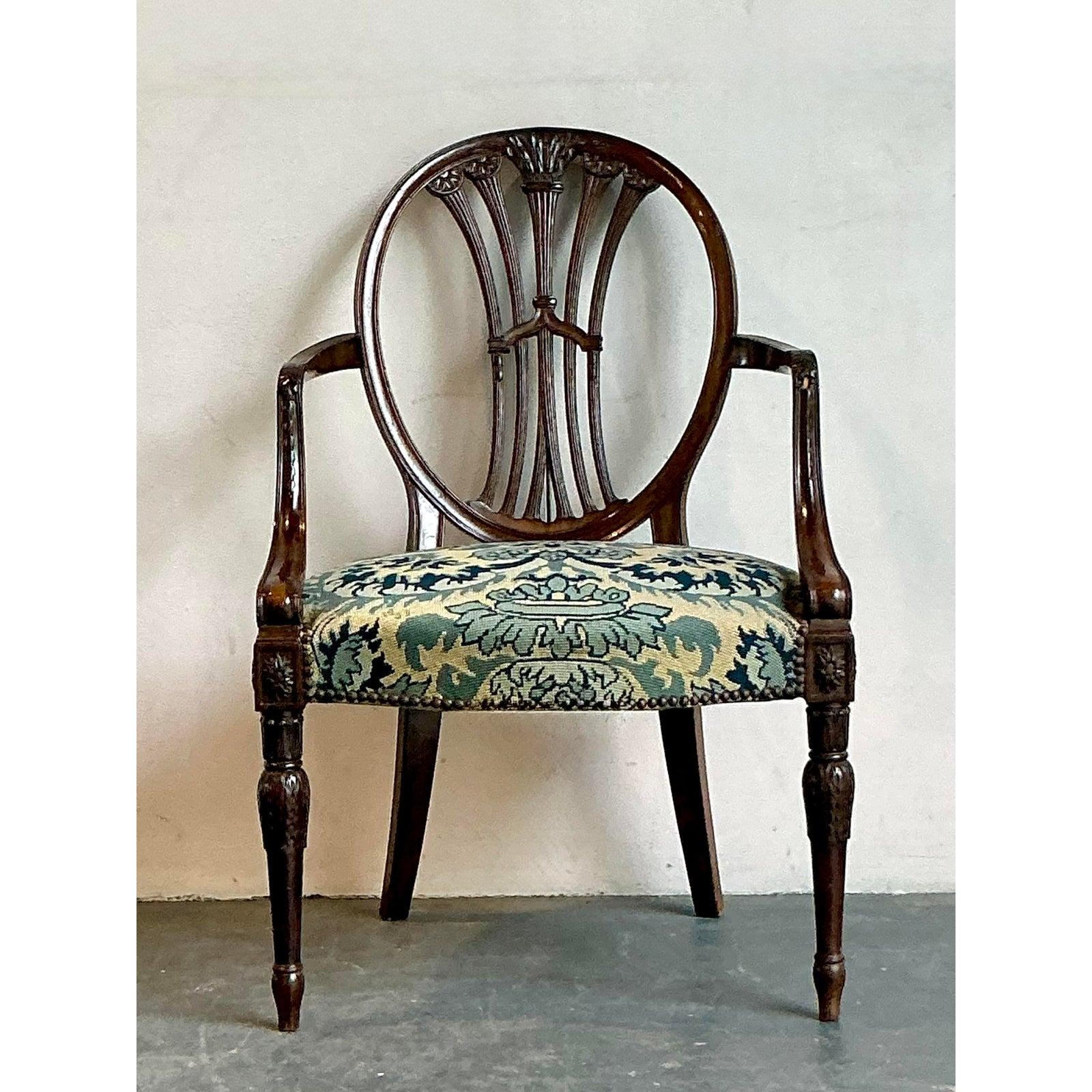 Questa squisita poltrona d'epoca incarna la raffinata eleganza del periodo Regency di Giorgio III e presenta uno splendido schienale intagliato a forma di 