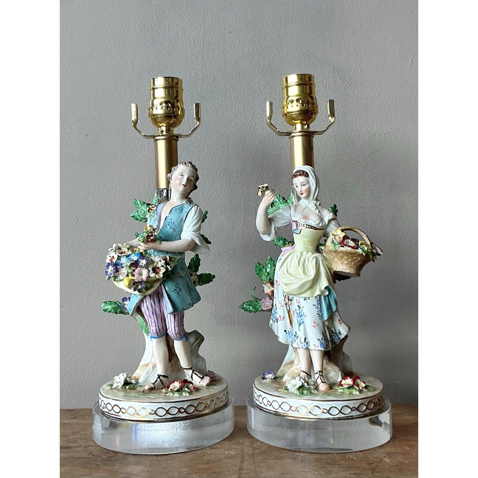 Pareja de lámparas de figuras de porcelana de Dresden alemanas de la época de la Regencia Alemán en venta