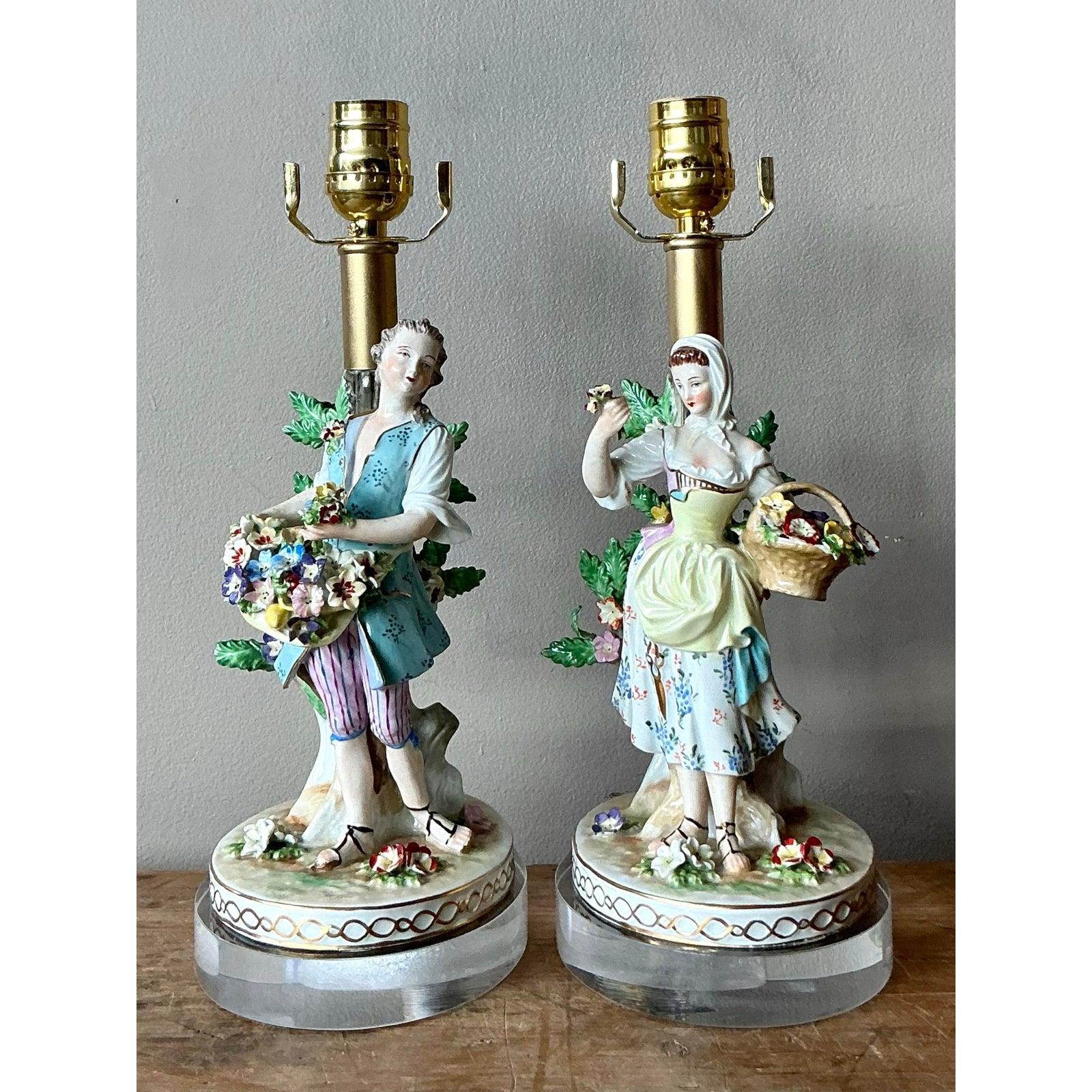 Pareja de lámparas de figuras de porcelana de Dresden alemanas de la época de la Regencia en Bueno estado para la venta en West Palm Beach, FL
