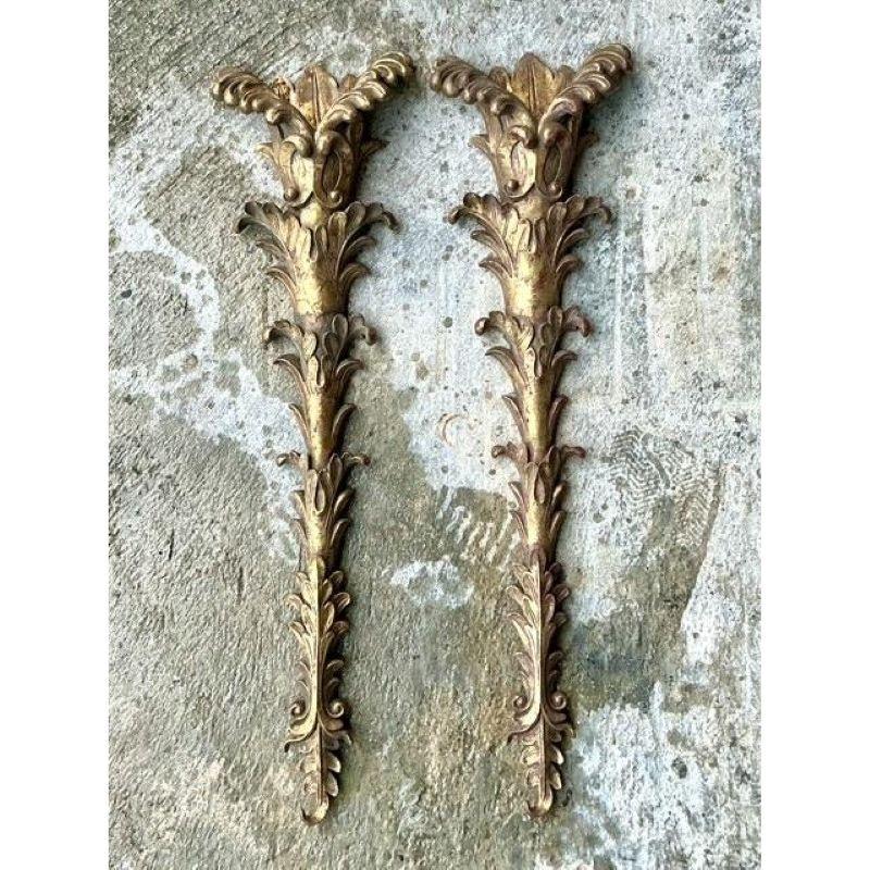 Verleihen Sie Ihren Wänden einen Hauch von zeitloser Pracht und architektonischem Interesse mit diesem exquisiten Paar Wandtaschen im Vintage-Regency-Stil. Die aufwändig mit Akanthusblattmotiven verzierten Stücke sind meisterhaft aus Gesso über Gips