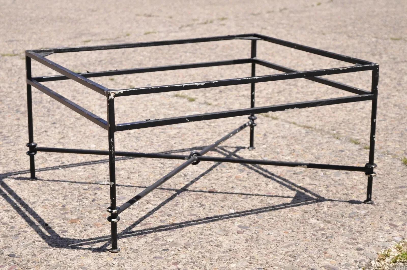 Base de Mesa de Centro Rectangular de Hierro Estilo Giacometti de la Regencia Italiana Vintage. El artículo se caracteriza por su pesada estructura de hierro forjado, base en cruz, tablero de cristal NO, patas cónicas y artesanía de calidad. *El