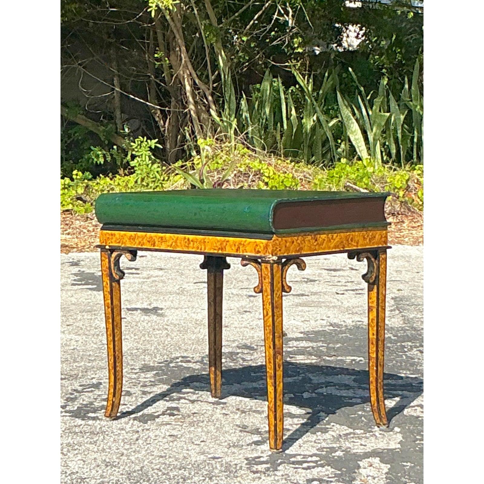 Cette table d'appoint vintage Regency fantaisiste est conçue pour ressembler à un livre relié en cuir surdimensionné, ce qui en fait un charmant sujet de conversation pour n'importe quel intérieur. Le riche plateau peint en vert et bordeaux est