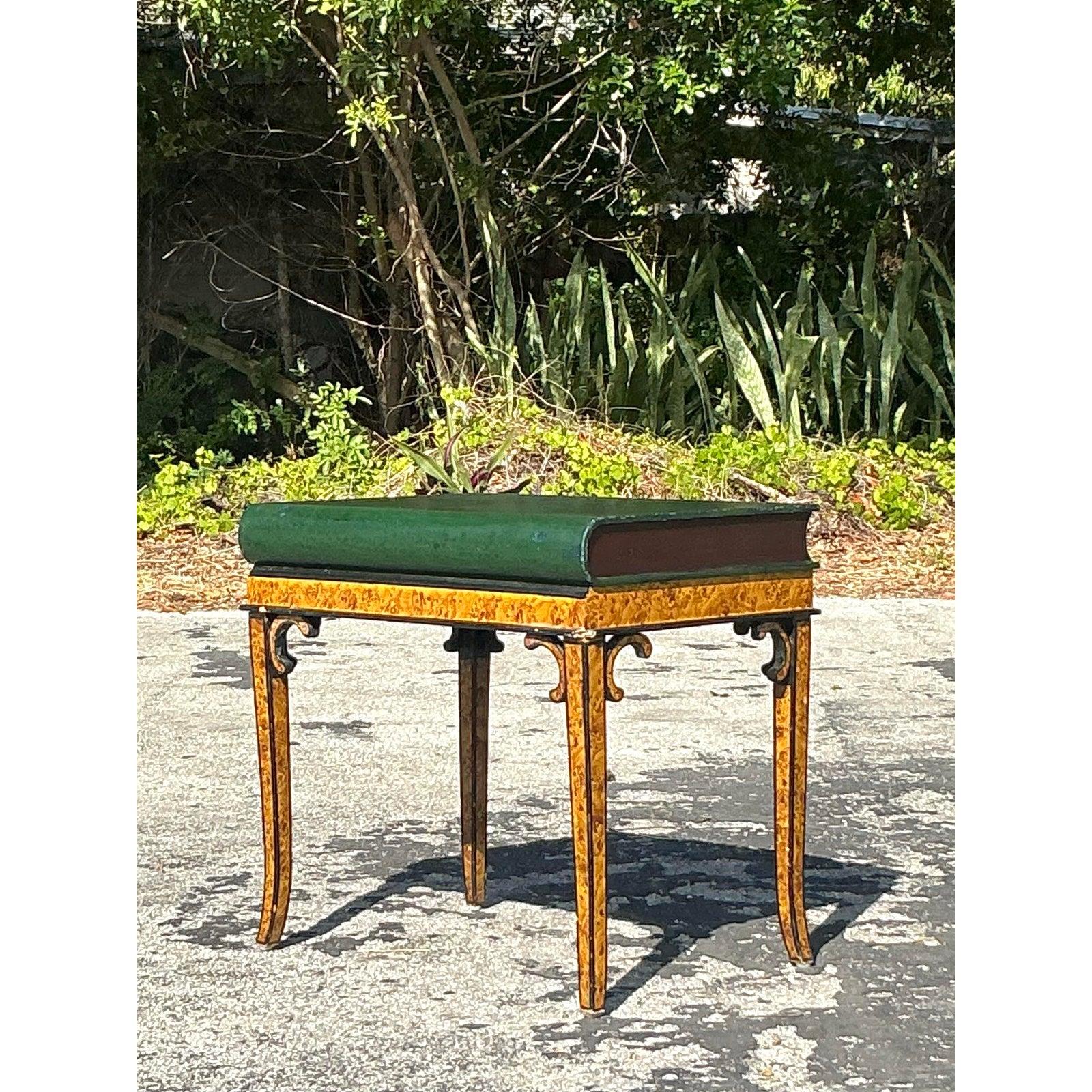 Bois Table d'appoint Regency Giant Book en vente