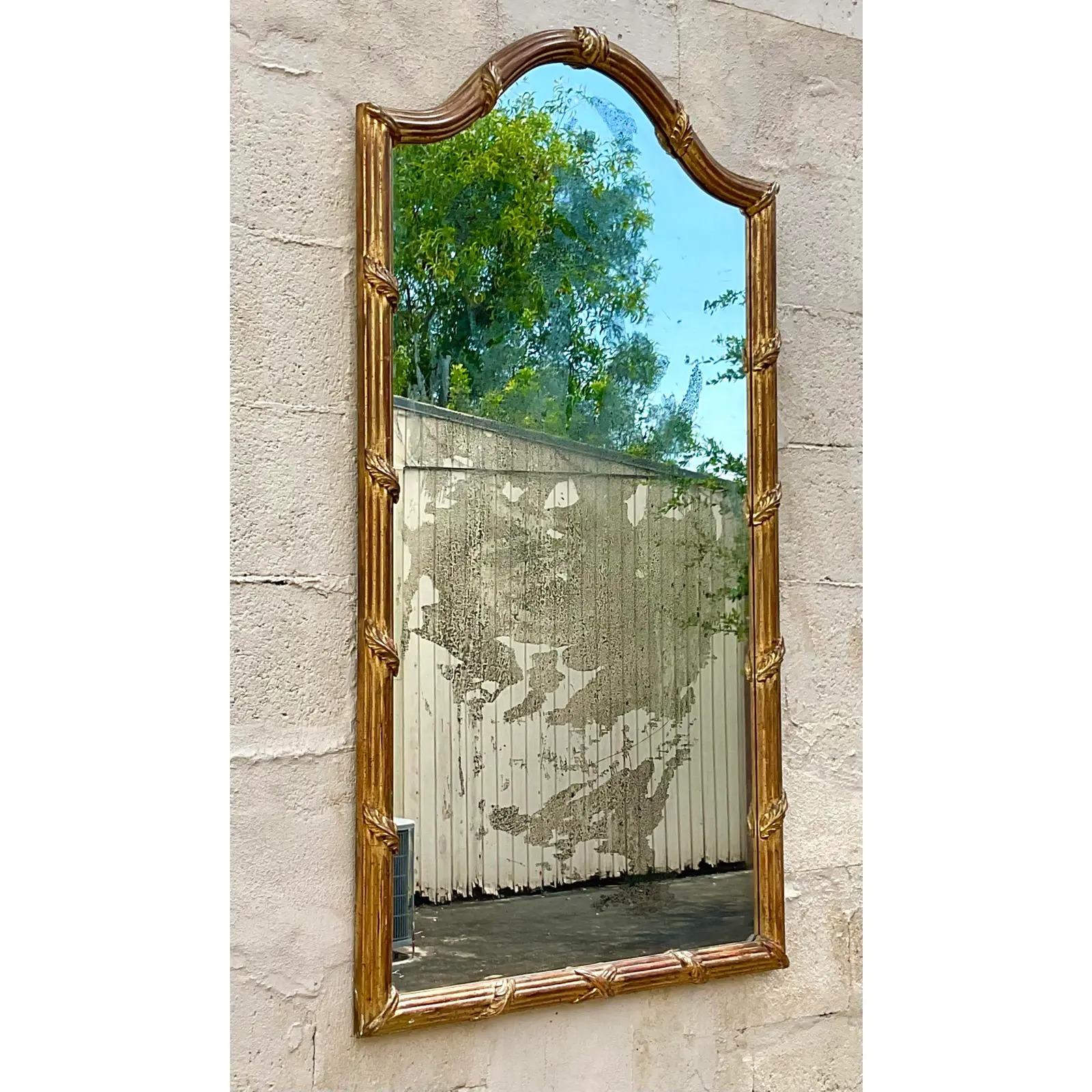Nord-américain Vintage Regency Gilt Antiqued Wall Mirror (miroir mural doré et antique) en vente