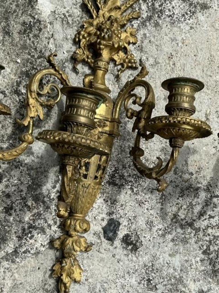 Pareja de candelabros dorados de la época de la Regencia Estadounidense en venta