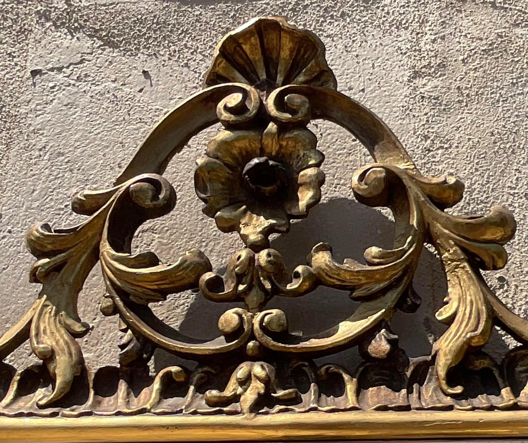 Vergoldeter geschnitzter Vintage-Regency-Spiegel (Italienisch) im Angebot