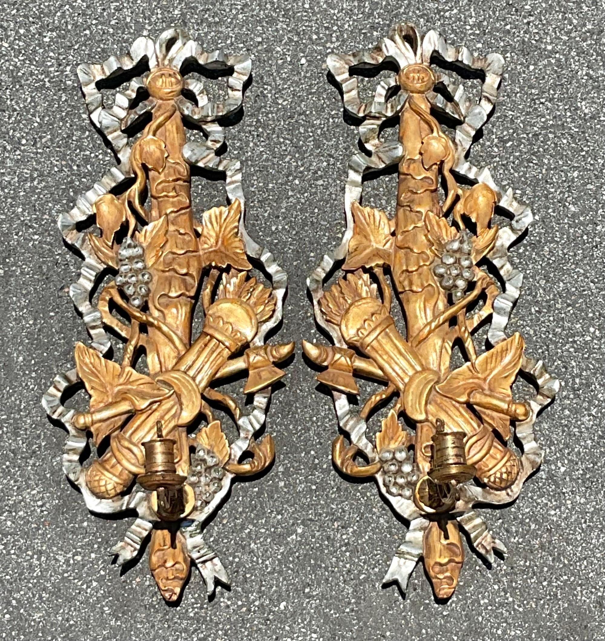 Regency Paire d'appliques à bougie en bois sculpté doré de style Régence en vente