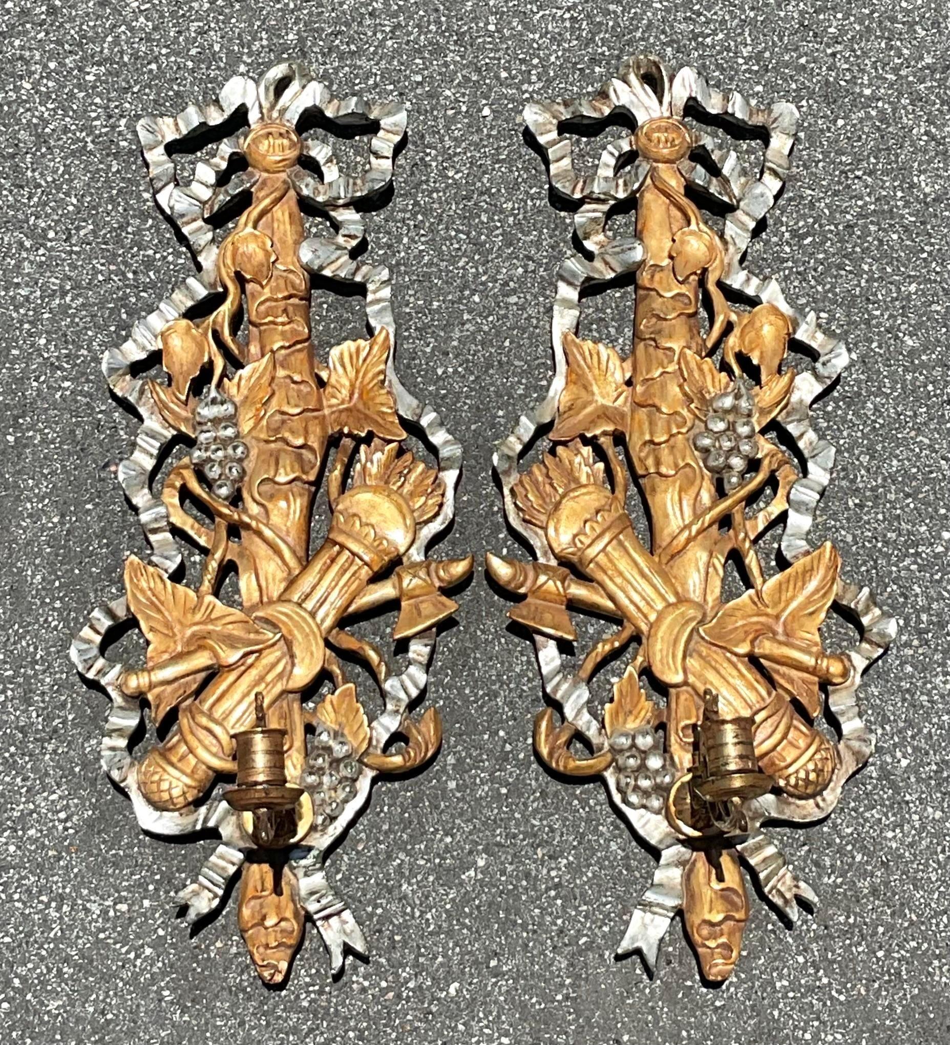 Américain Paire d'appliques à bougie en bois sculpté doré de style Régence en vente