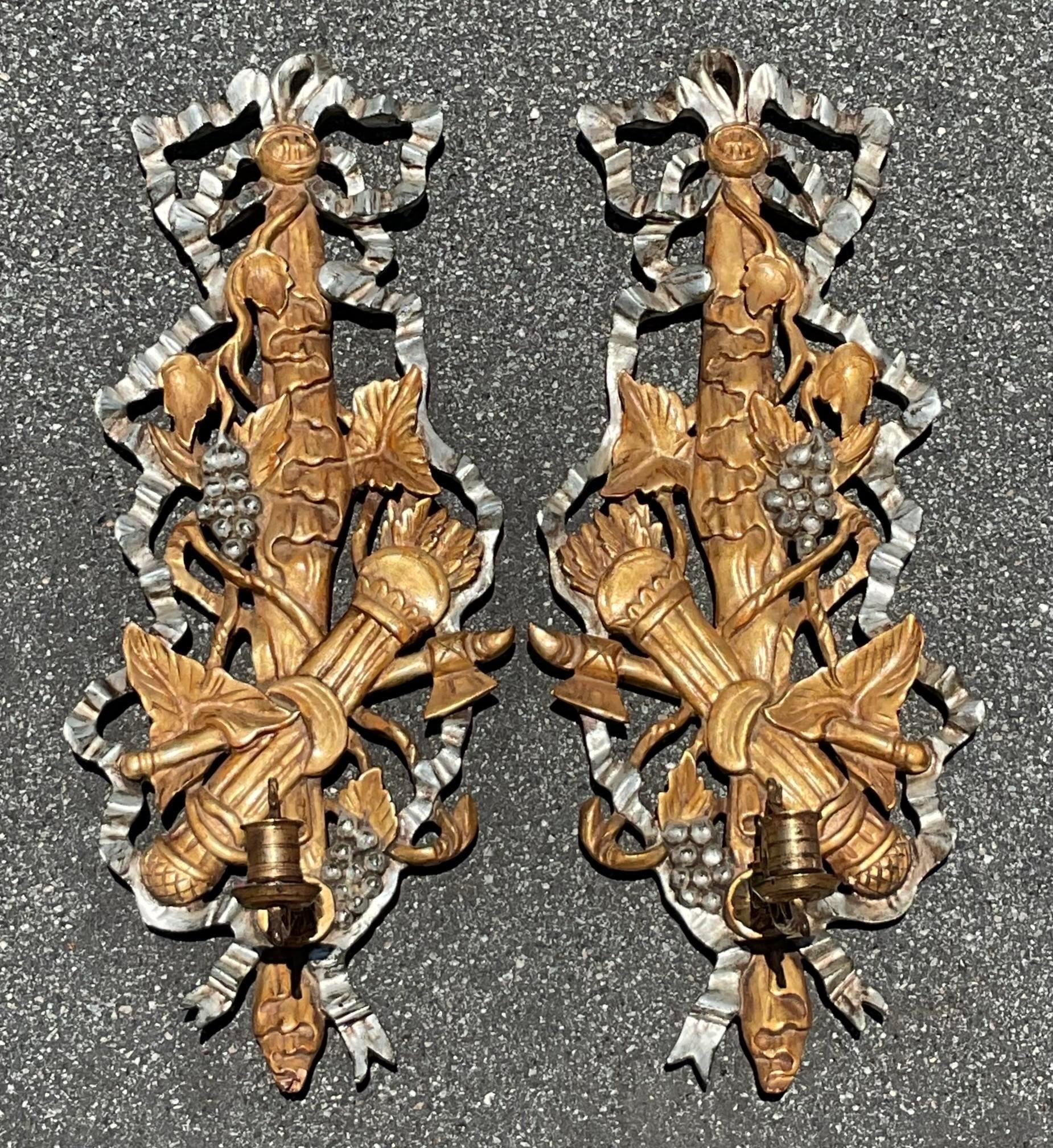 20ième siècle Paire d'appliques à bougie en bois sculpté doré de style Régence en vente