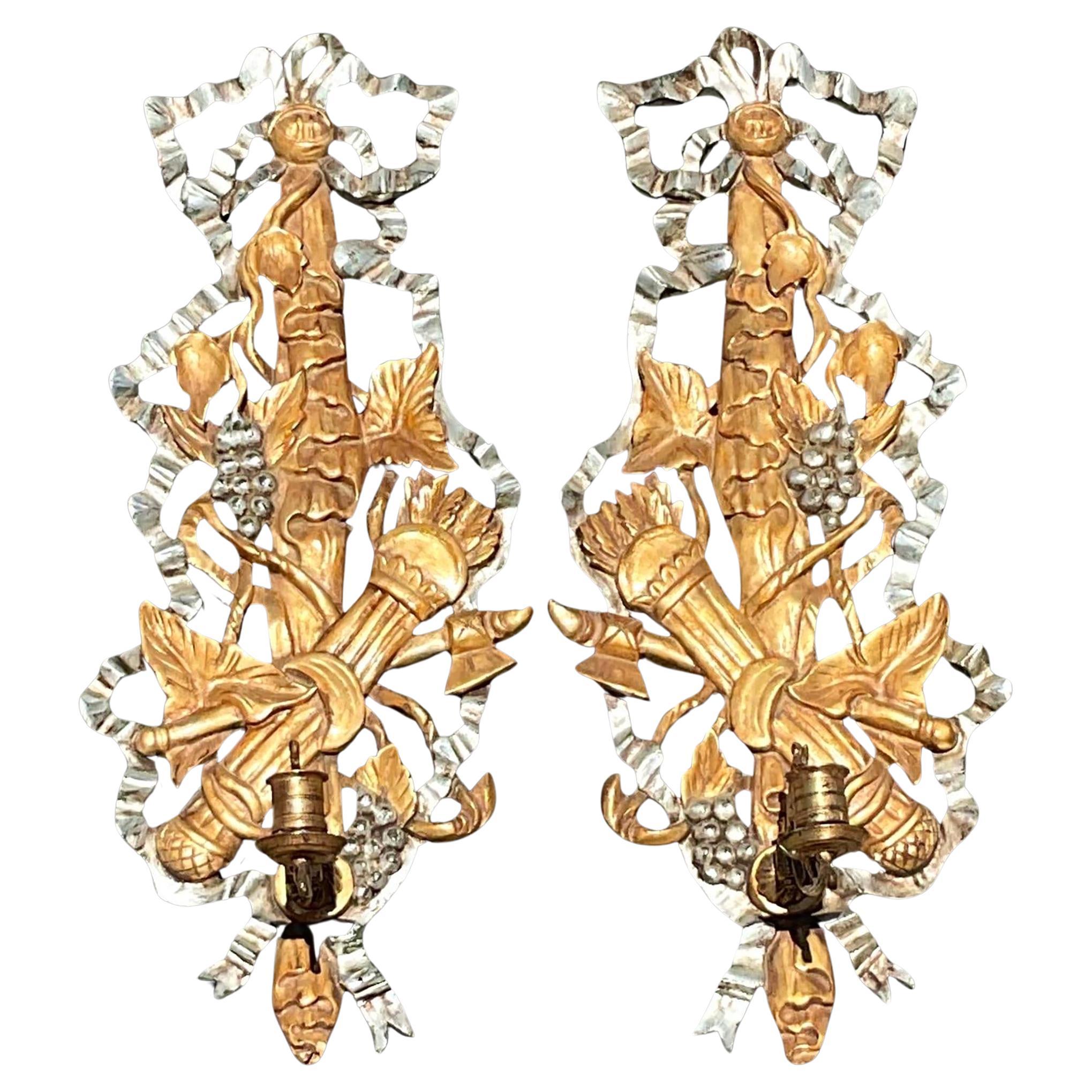 Paire d'appliques à bougie en bois sculpté doré de style Régence