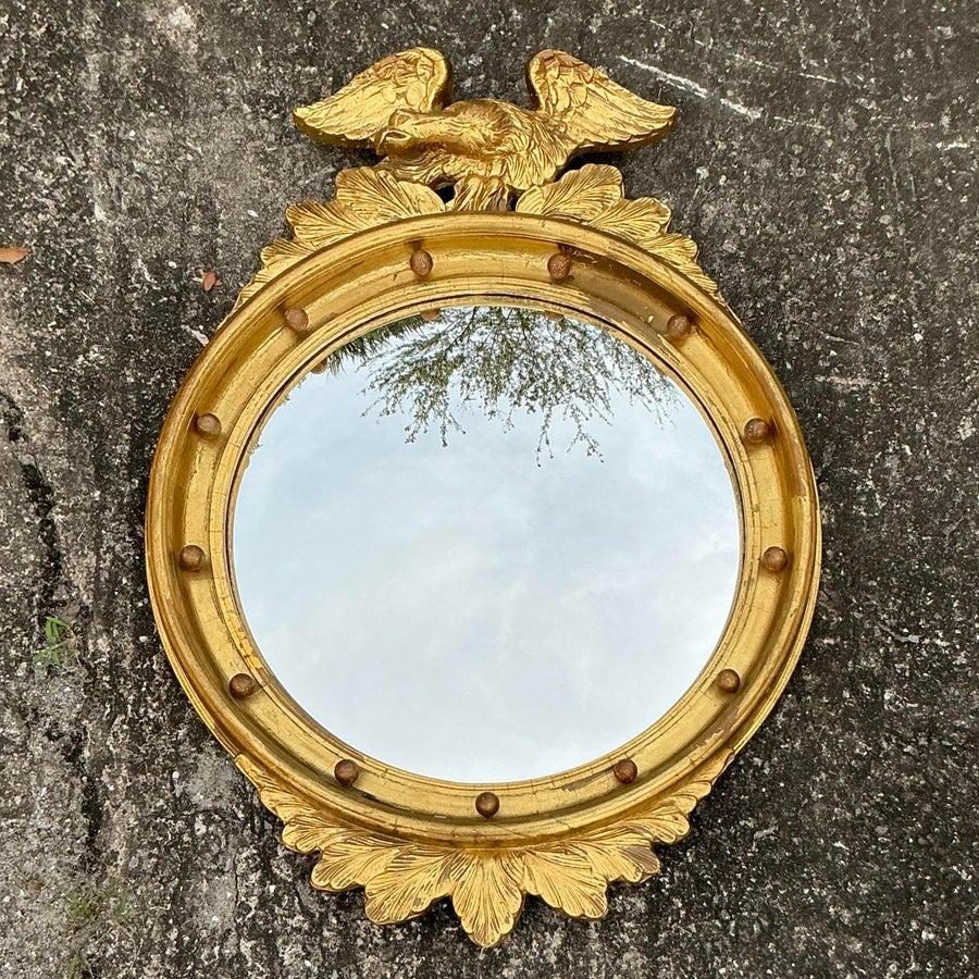 Fai un figurone con questo splendido specchio vintage Regency Gilt Federal Convex Eagle. Vero capolavoro del design in stile Feder, questo specchio presenta un vetro convesso al centro incorniciato da intricati dettagli dorati e coronato da una