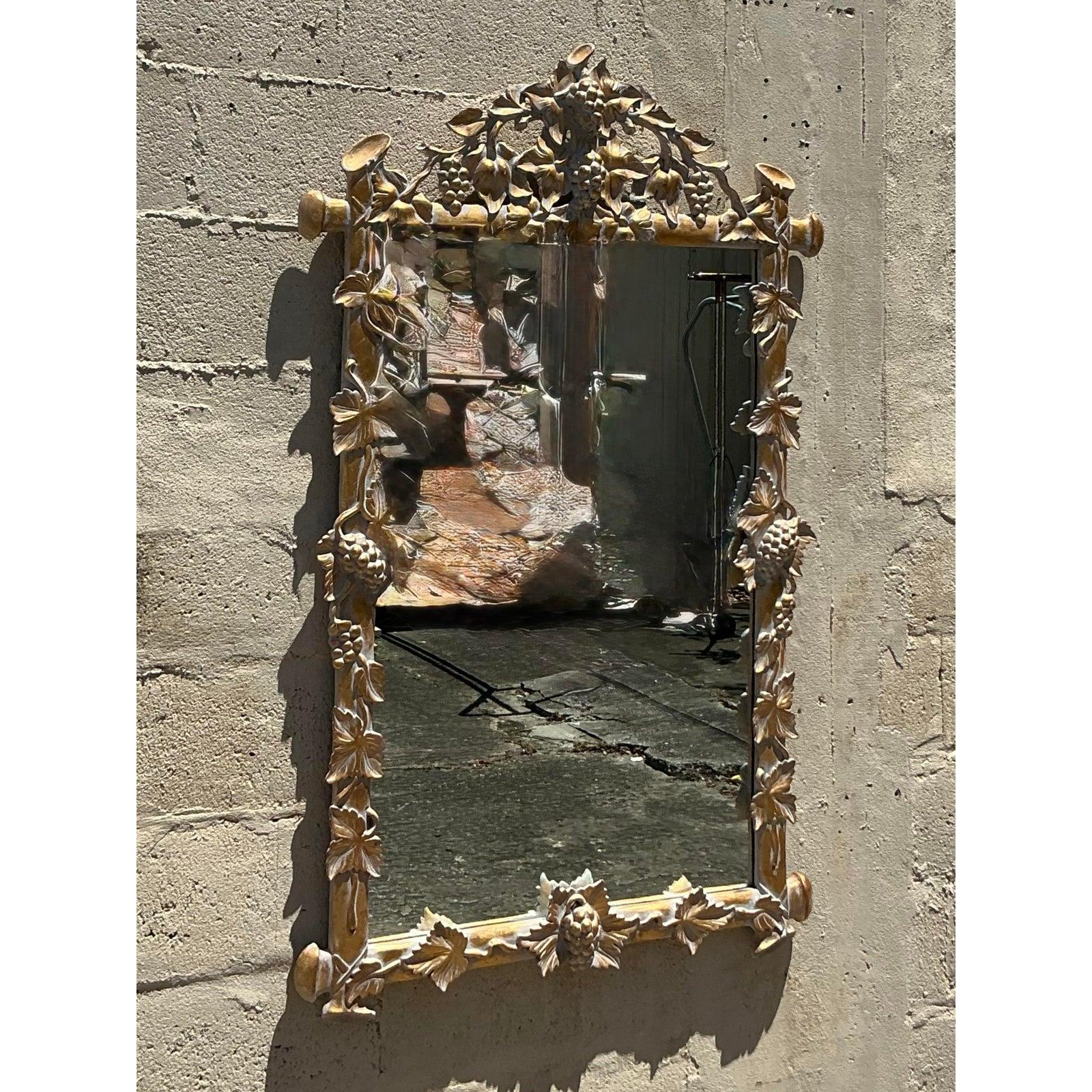 Élevez votre intérieur avec cet exquis miroir Vintage Regency Gilt, orné d'un opulent motif de vigne et de feuilles dans une élégante finition dorée. Sculpté à la main avec des détails remarquables, le cadre évoque l'abondance classique et le
