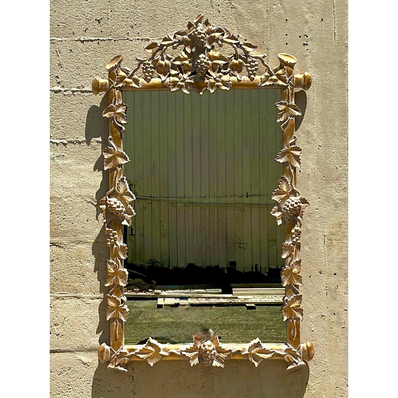 Hollywood Regency Miroir de style Régence doré à feuilles de vigne en vente