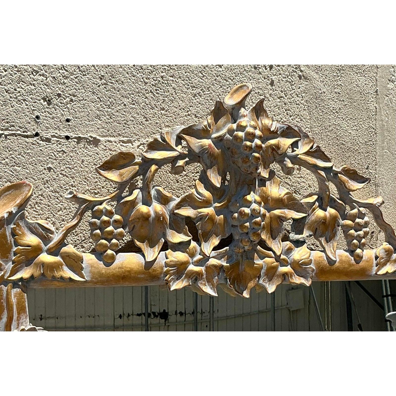 Américain Miroir de style Régence doré à feuilles de vigne en vente