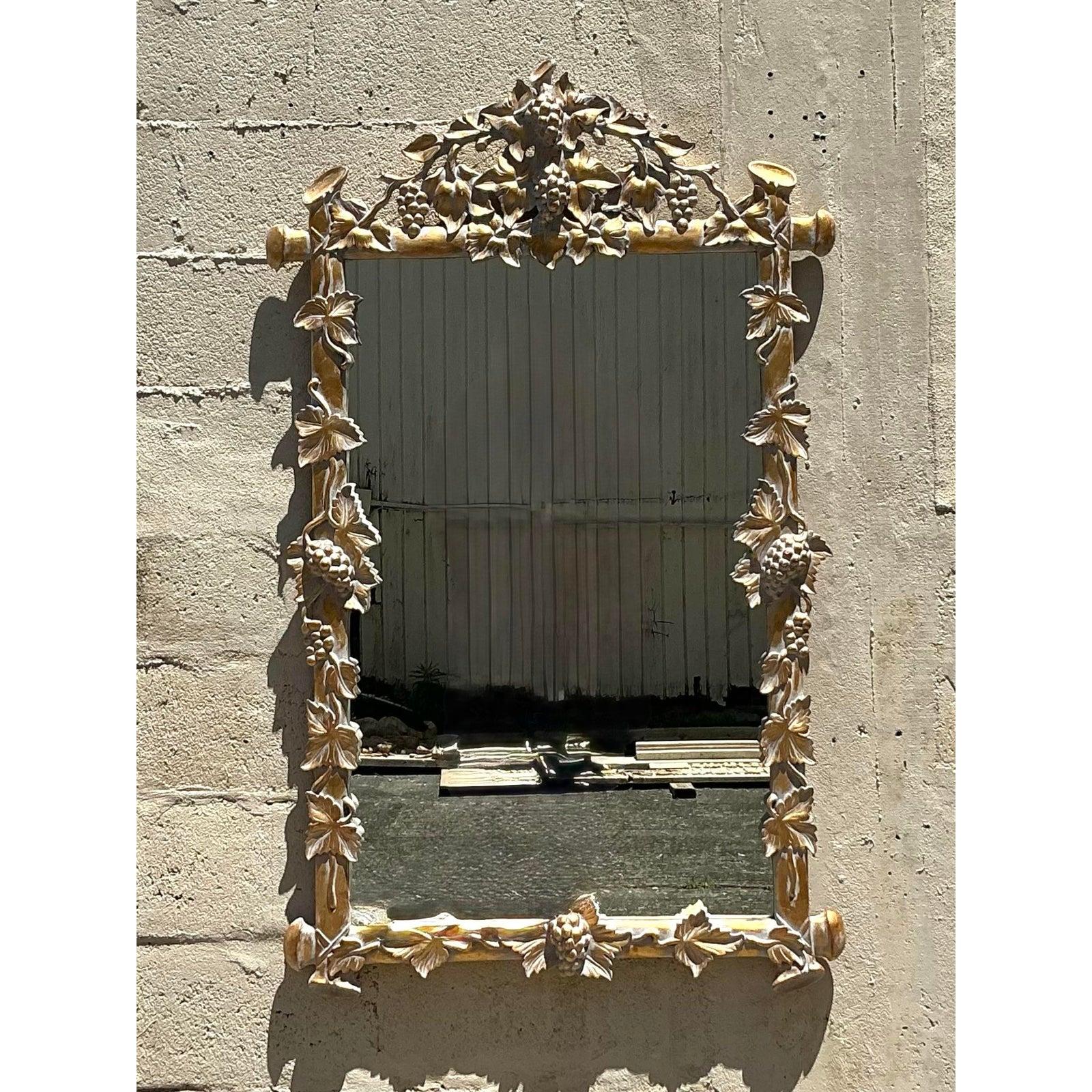 20ième siècle Miroir de style Régence doré à feuilles de vigne en vente