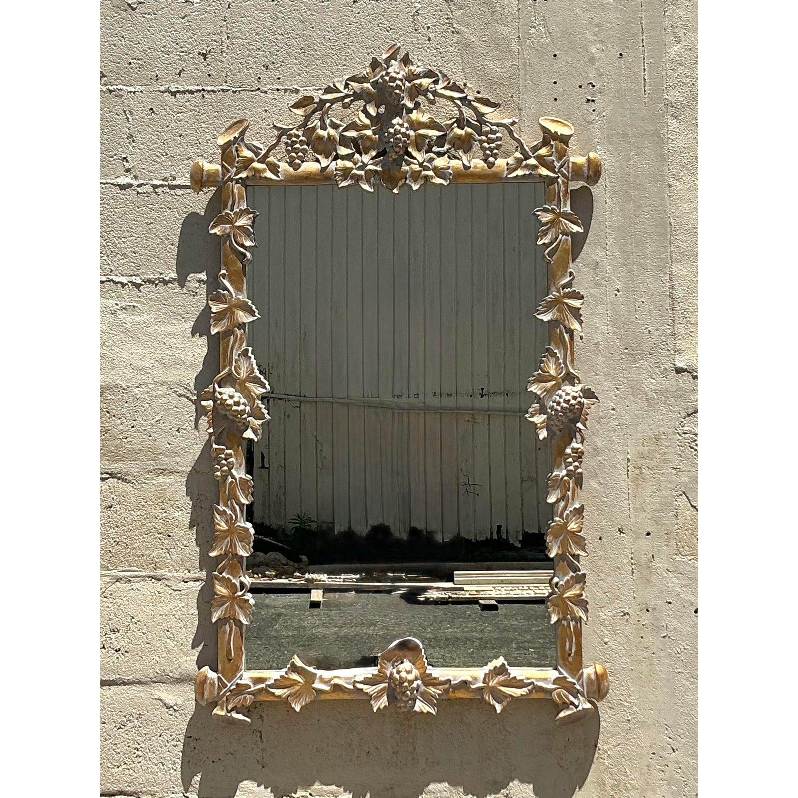 Miroir de style Régence doré à feuilles de vigne en vente 1