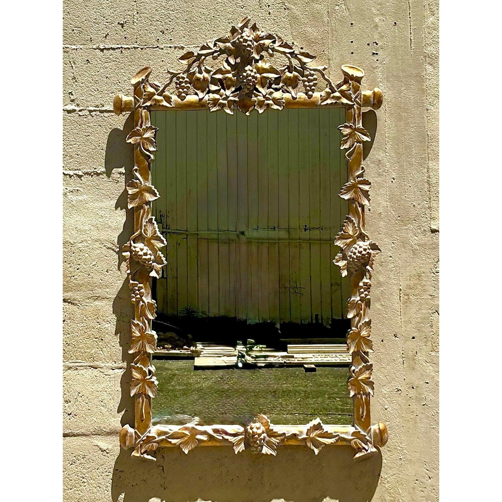 Miroir de style Régence doré à feuilles de vigne en vente 2