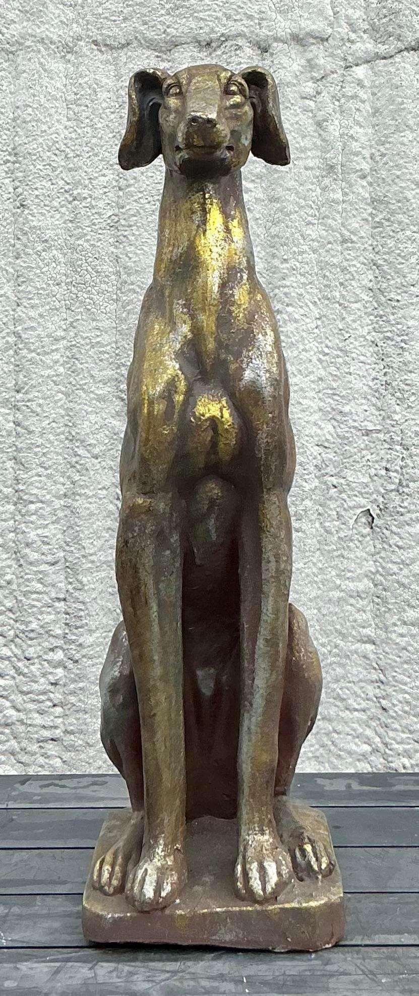 Questo levriero dorato Vintage Regency emana lusso ed eleganza, con la figura di un elegante levriero rifinito in una ricca tonalità dorata. Gli squisiti dettagli e la postura regale catturano la raffinatezza dell'epoca Regency, rendendola un pezzo