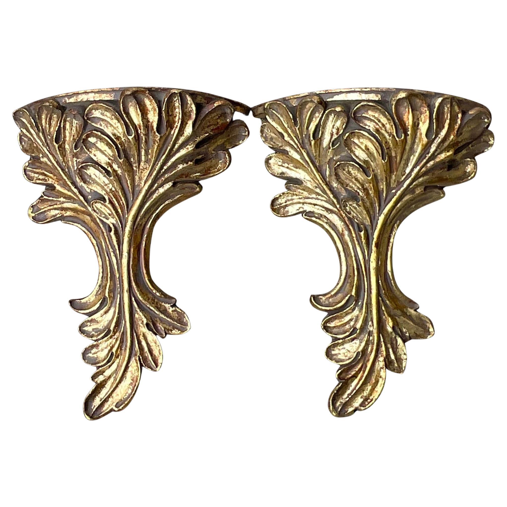 Paire de supports de laurier dorés de style Régence - une paire en vente