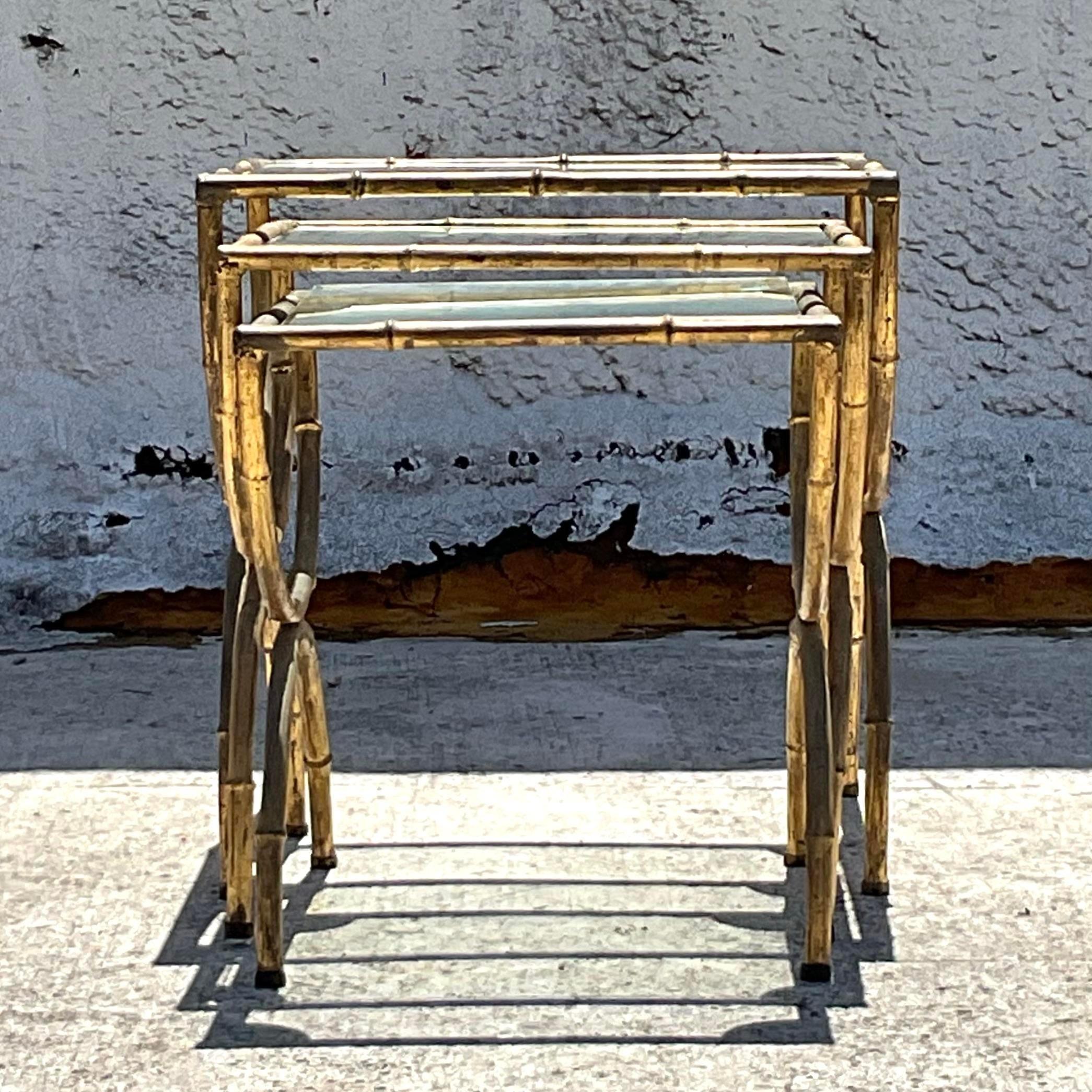 Ajoutez une touche de charme vintage à votre intérieur avec ce lot de 3 tables gigognes Vintage Regency en métal doré et bambou. Ces tables de style américain présentent un design frappant en bambou doré, alliant élégance et fonctionnalité. Parfait