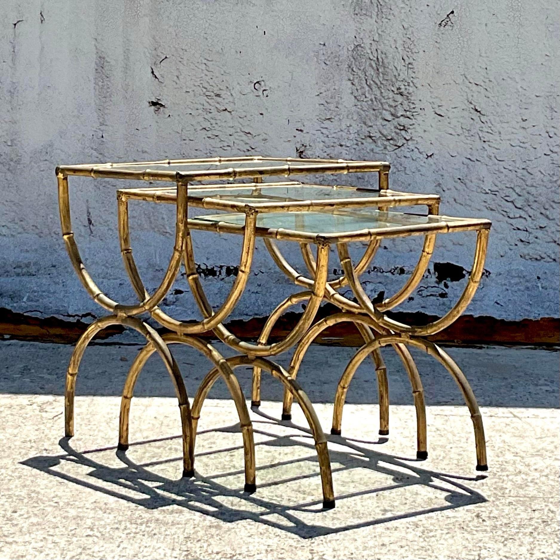 Américain Tables gigognes Vintage Regency en métal doré et bambou Ensemble de 3 tables gigognes en vente