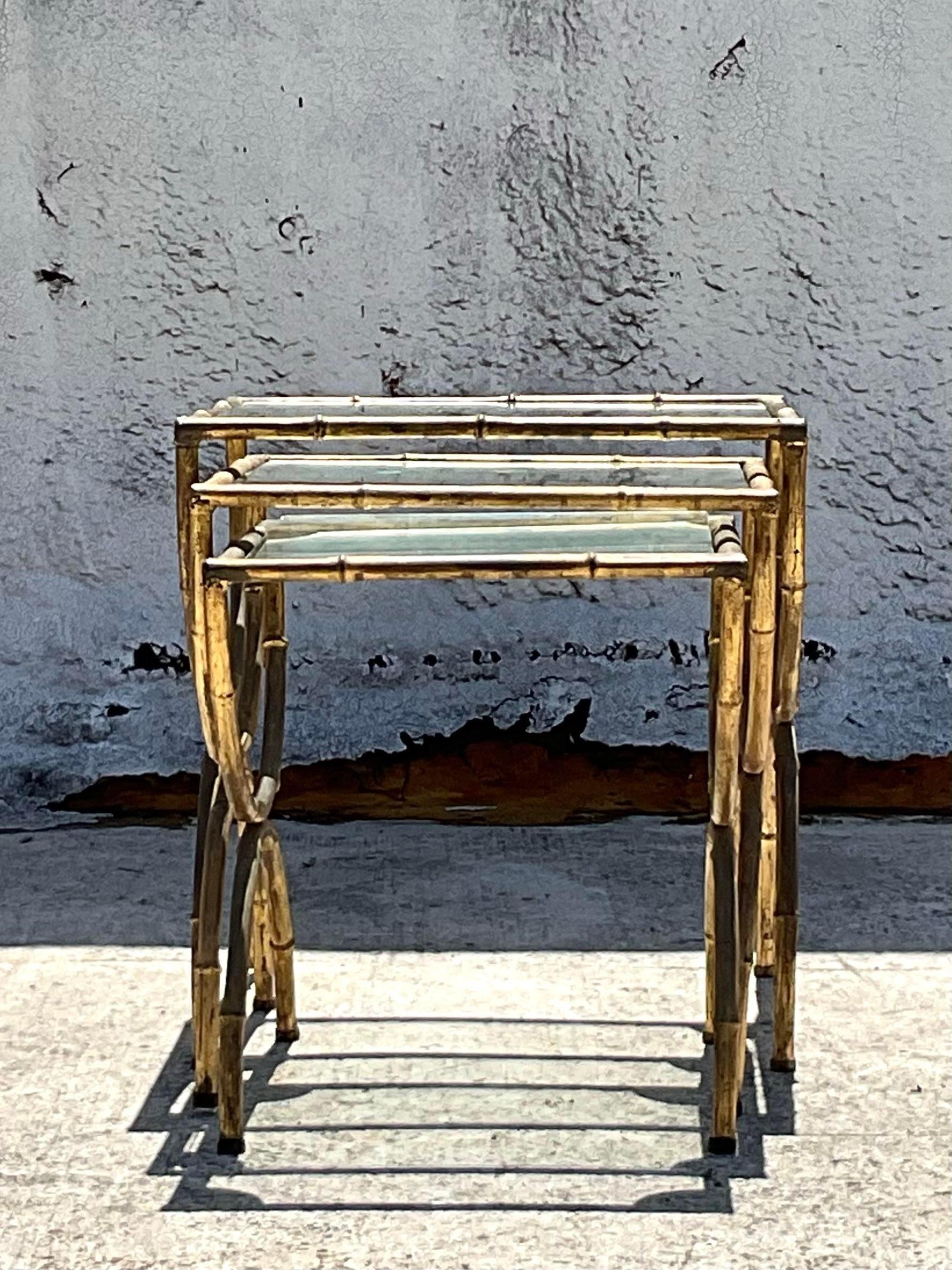 Tables gigognes Vintage Regency en métal doré et bambou Ensemble de 3 tables gigognes Bon état - En vente à west palm beach, FL