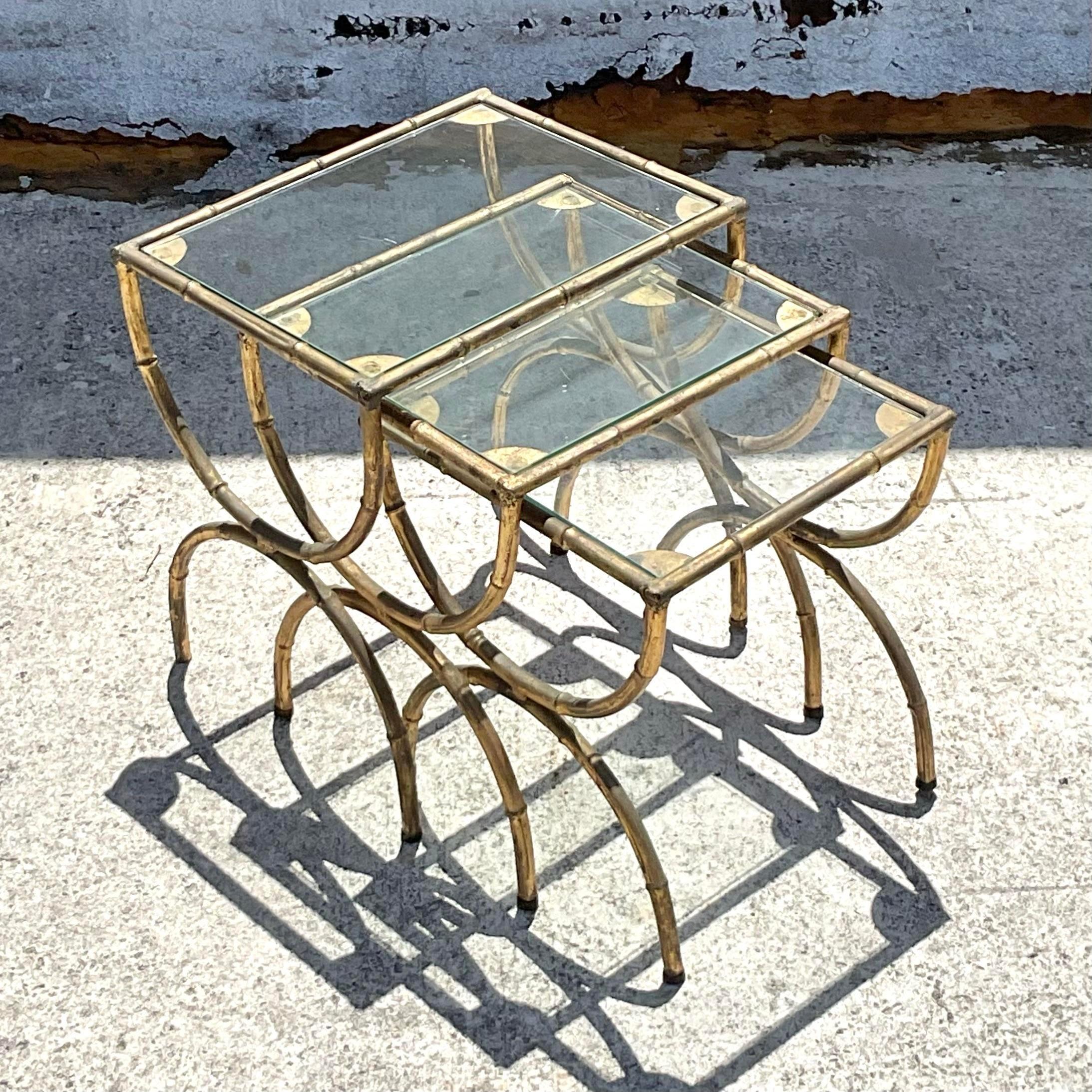 20ième siècle Tables gigognes Vintage Regency en métal doré et bambou Ensemble de 3 tables gigognes en vente