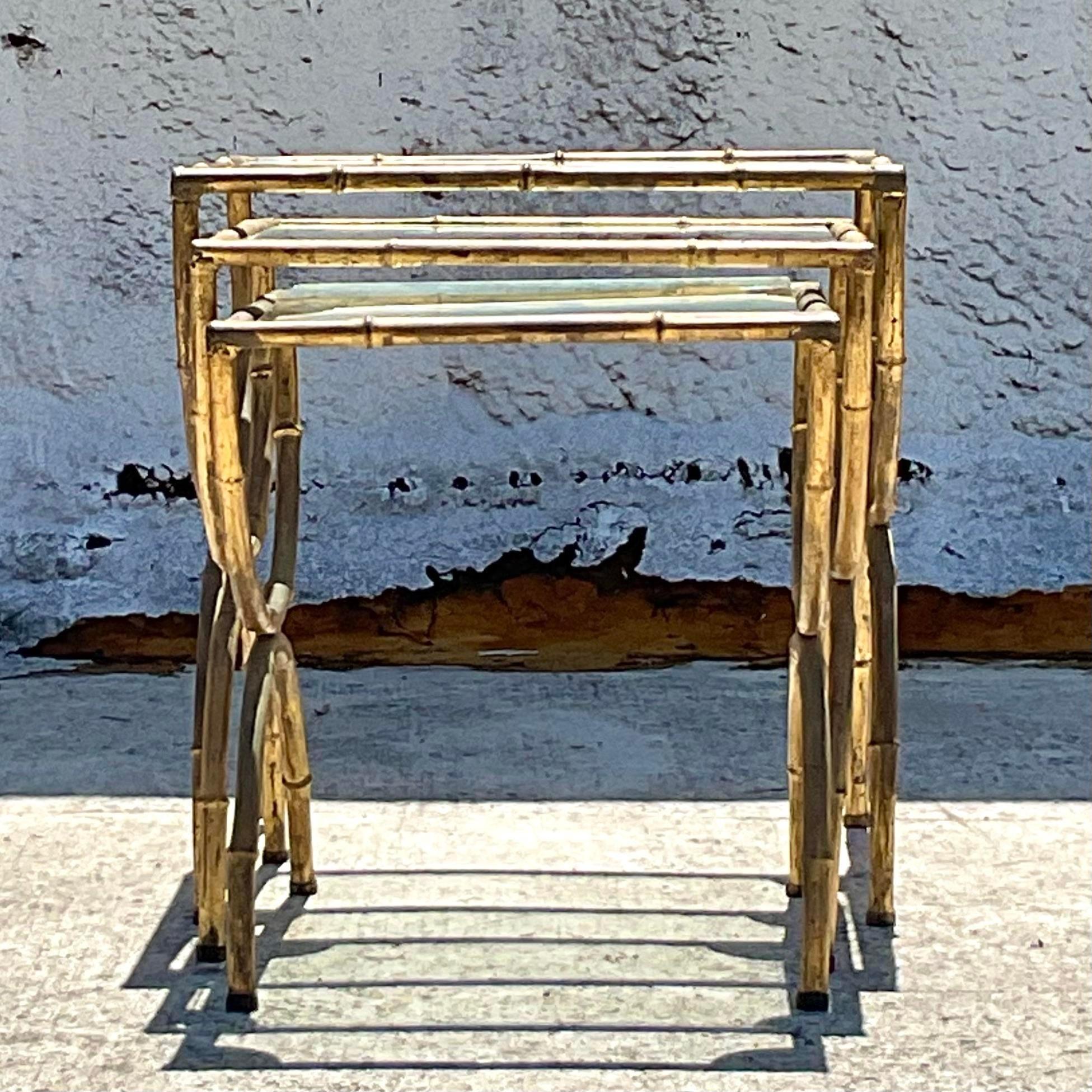 Métal Tables gigognes Vintage Regency en métal doré et bambou Ensemble de 3 tables gigognes en vente
